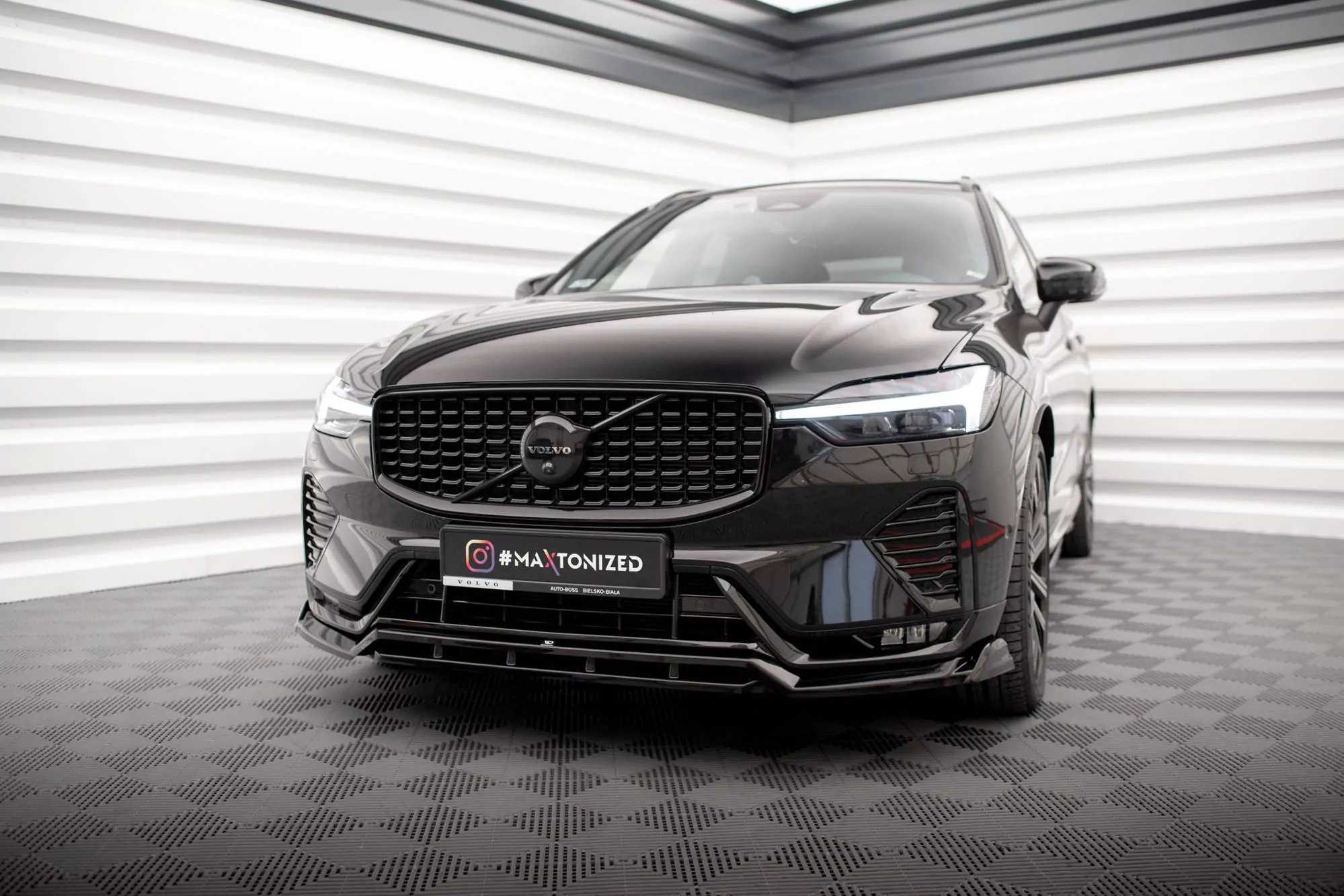 Front Ansatz Für Volvo XC60 R-Design Mk2 Facelift Schwarz Hochglanz