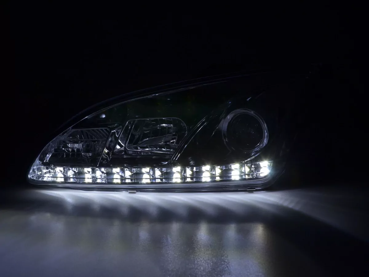 Scheinwerfer Set Daylight LED TFL-Optik Ford Focus 4/5-trg. Bj. 05-08 chrom für Rechtslenker