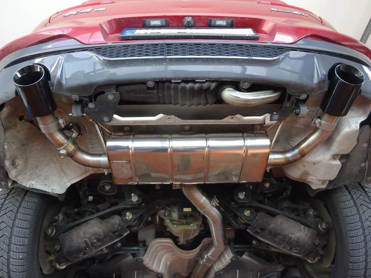 BMW X4 G02 - 30i Endschalldämpfer quer Ausgang rechts/links - 1x100 Typ 25 rechts/links SCHWARZ emalliert mit Abgasklappe und Vorschalldämpfer - Nicht verbaubar bei Modellen mit Panoramadach