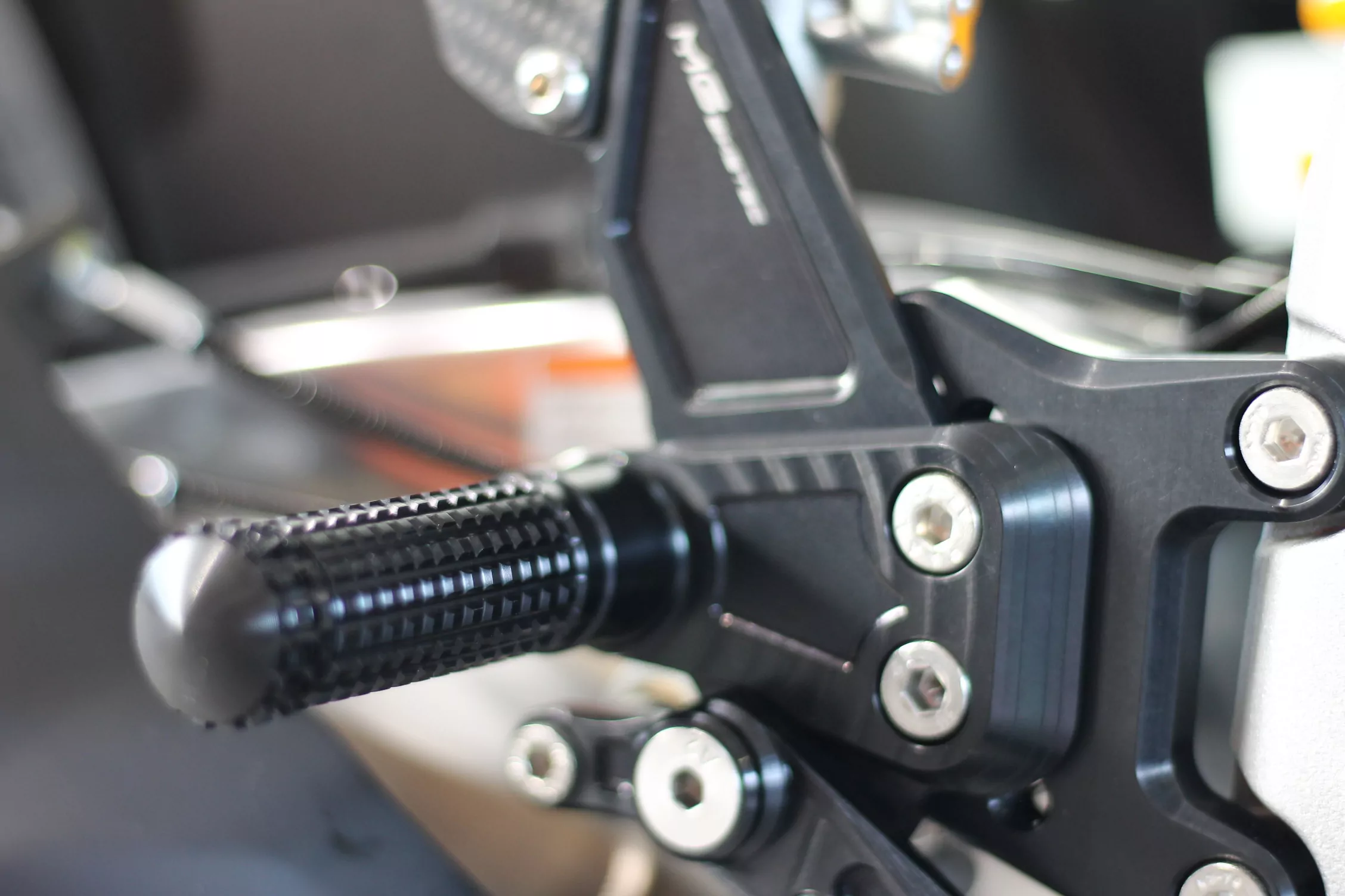 MG Biketec Sportfussrastenanlage / Rastenanlage / Fußrastenanlage mit ABE, gültig in D - A - CH für Aprilia RSV4 1100 / Factory ab 2021