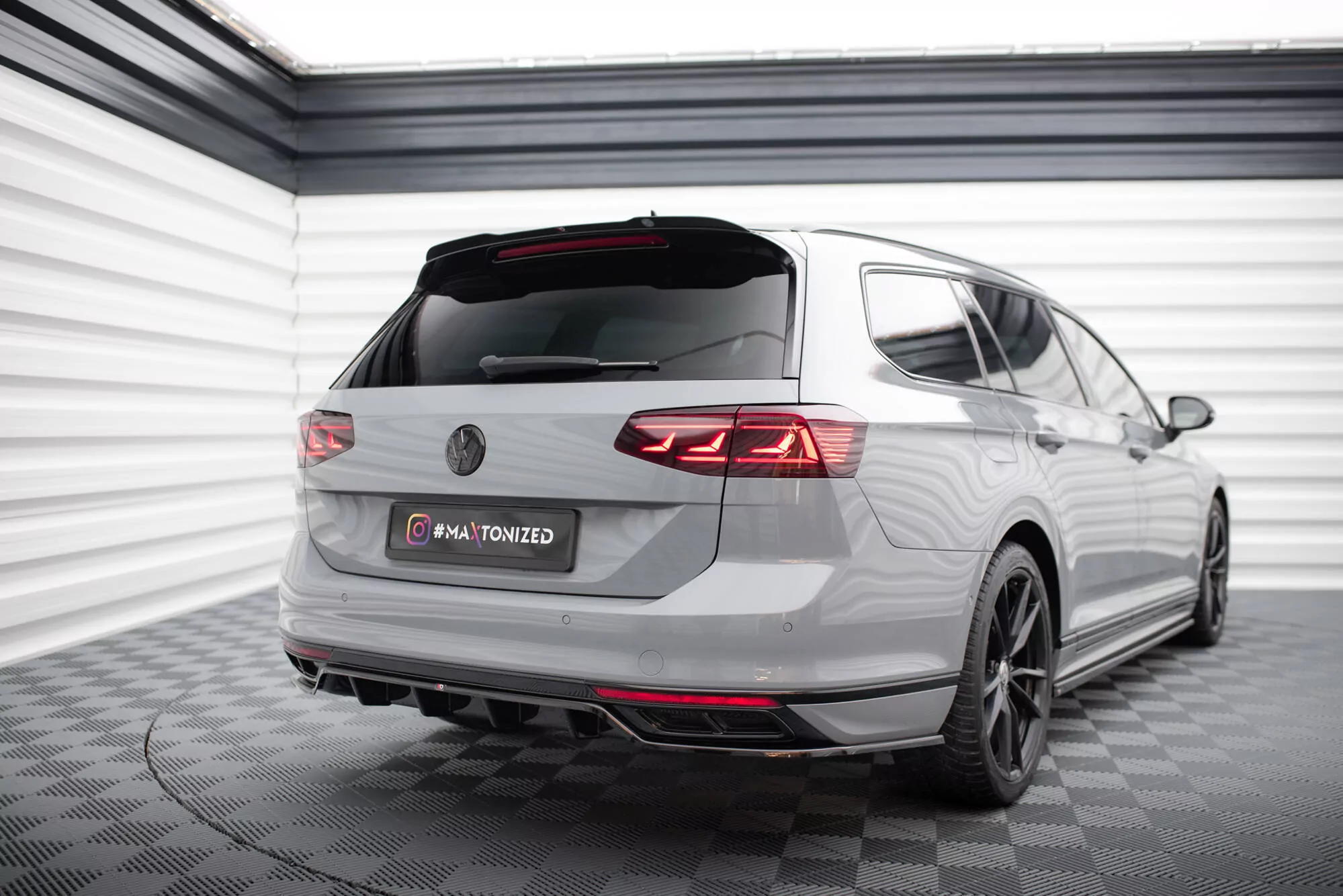 Hinten Splitter (mit Einem Vertikalem Balken) Volkswagen Passat R-Line B8 Facelift Schwarz Hochglanz