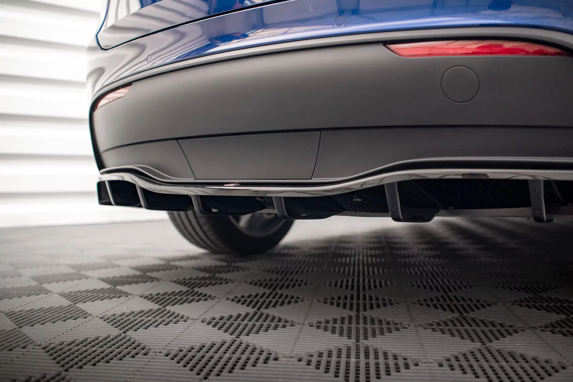 Hinten Splitter (mit Einem Vertikalem Balken) Tesla Model Y Schwarz Hochglanz