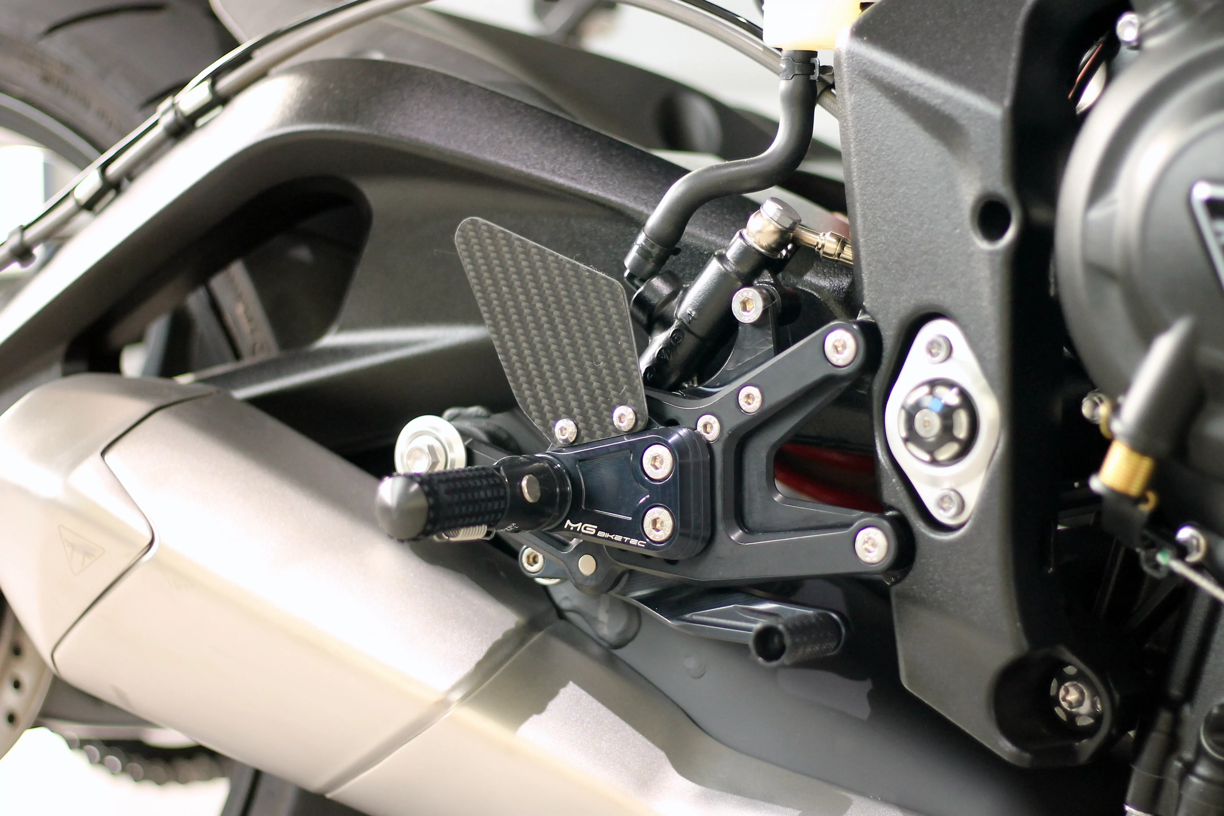 MG Biketec Sportfussrastenanlage / Rastenanlage / Fußrastenanlage mit ABE, gültig in D - A - CH für Triumph Street Triple 765 S / R / RS ab 2023