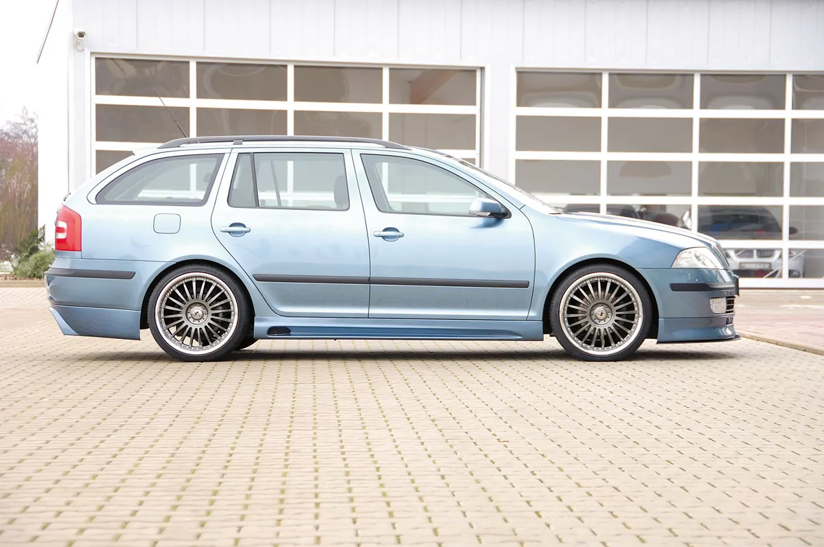 Rieger Seitenschweller links  matt schwarz für Skoda Octavia (1Z) Lim. 06.04-10.08 (bis Facelift)