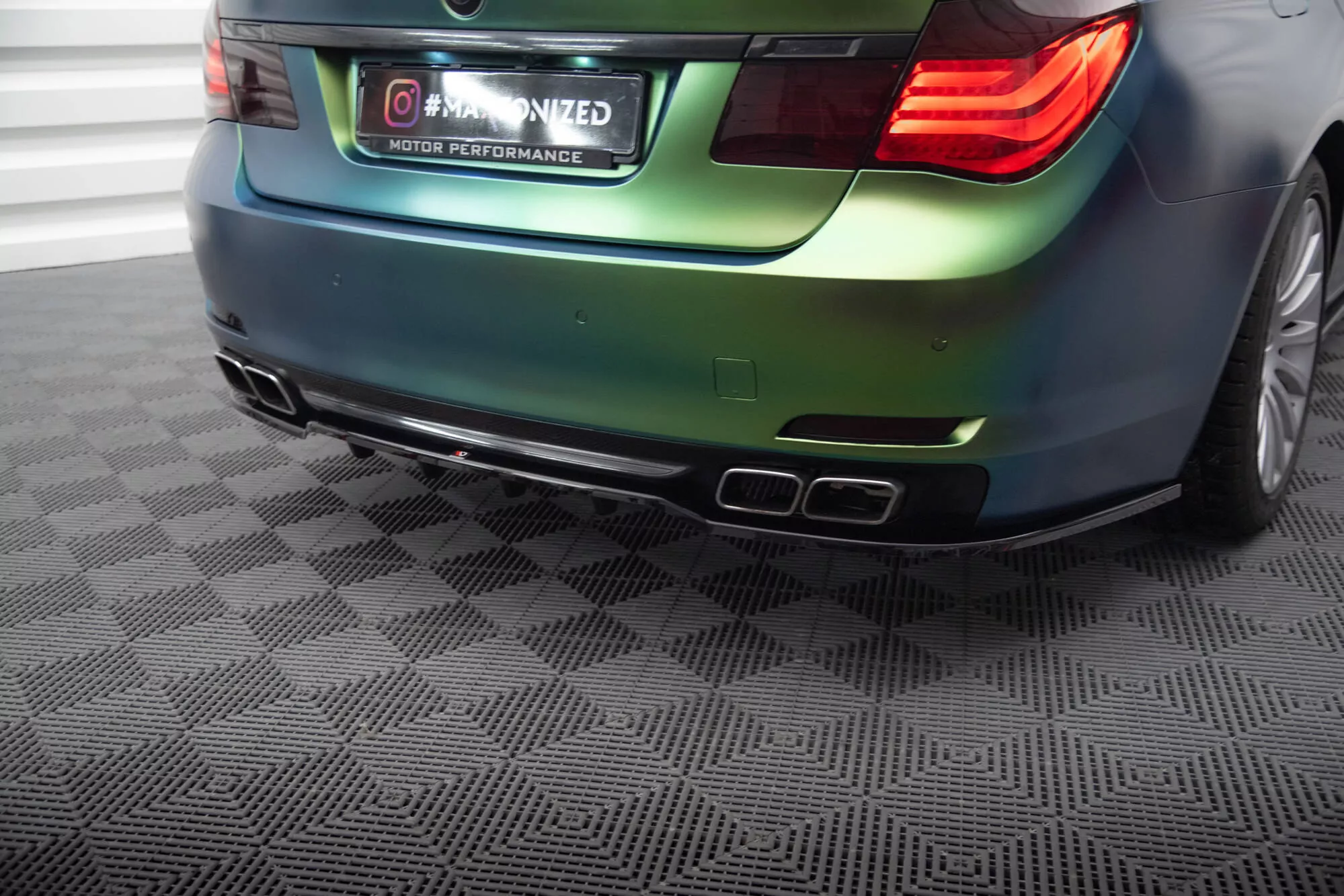 Hinten Splitter (mit Einem Vertikalem Balken) BMW 7 F01 Schwarz Hochglanz