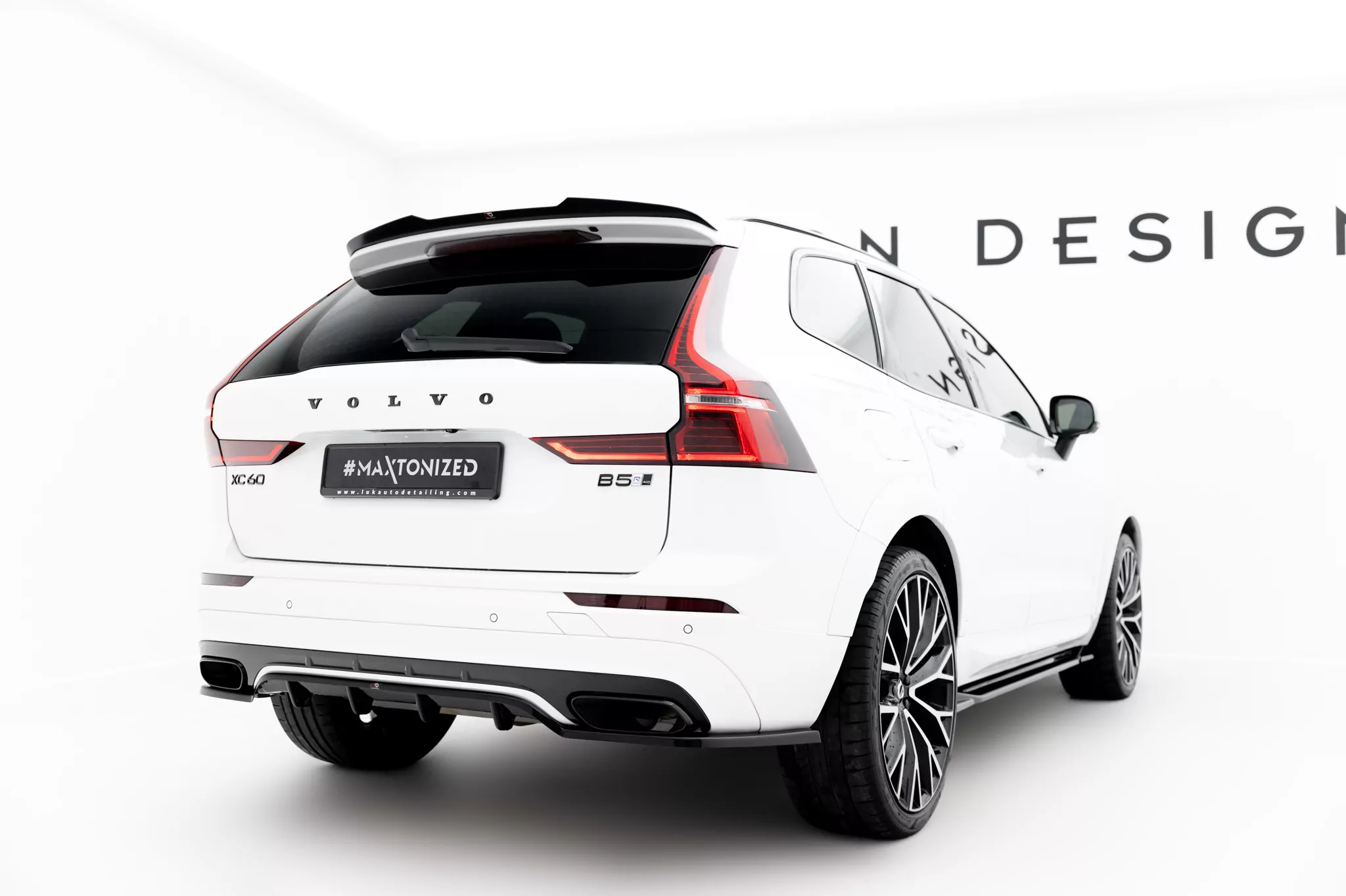 Hinten Splitter (mit Einem Vertikalem Balken) Volvo XC60 Mk2 R-Design Schwarz Hochglanz