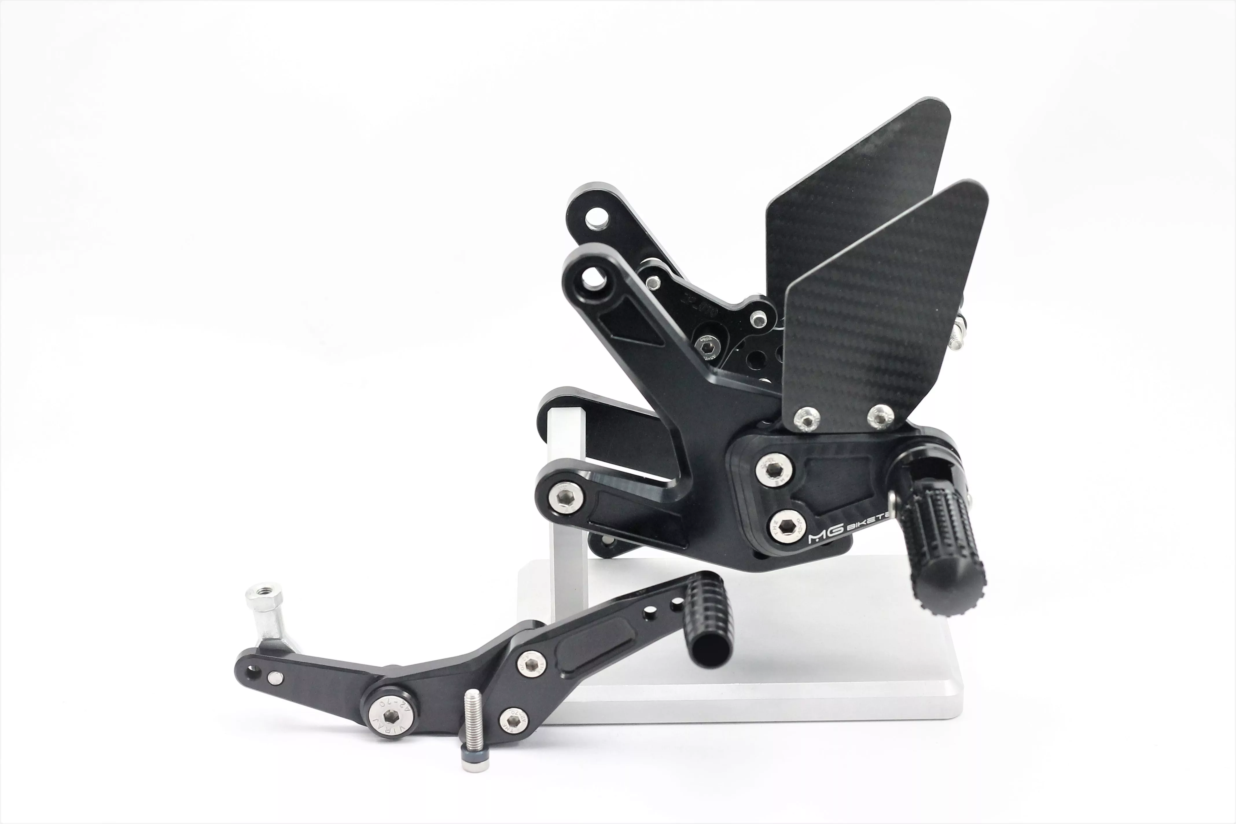 MG Biketec Sportfussrastenanlage / Rastenanlage / Fußrastenanlage mit ABE, gültig in D - A - CH für Triumph Speed Triple 1200 RS / RR ab 2021