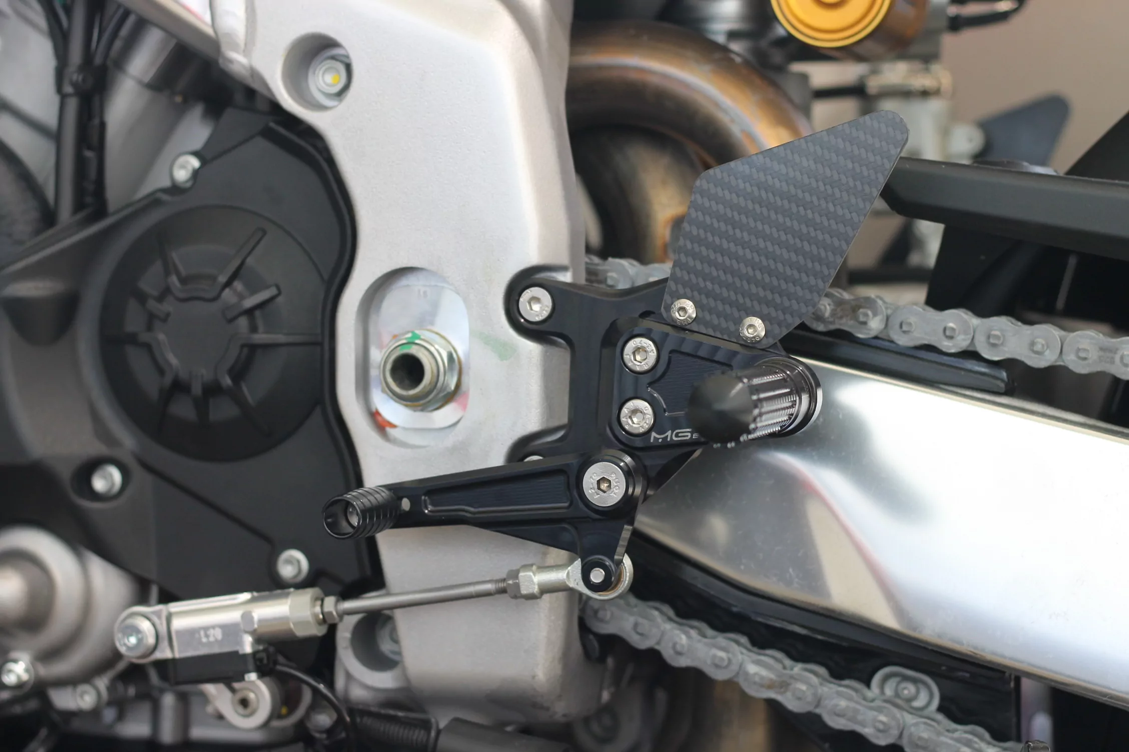 MG Biketec Sportfussrastenanlage / Rastenanlage / Fußrastenanlage mit ABE, gültig in D - A - CH für Aprilia RSV4 1100 / Factory ab 2021