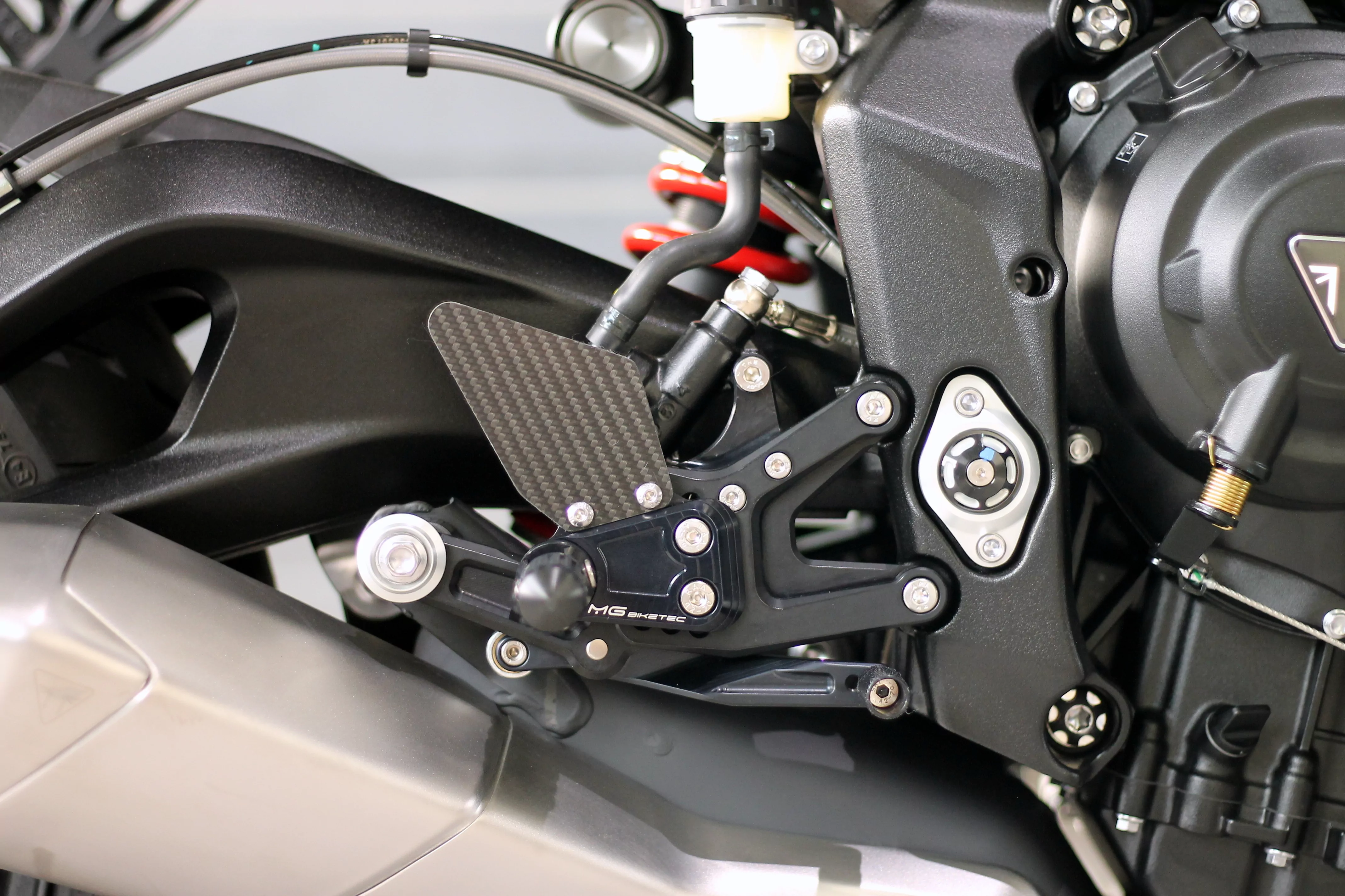 MG Biketec Sportfussrastenanlage / Rastenanlage / Fußrastenanlage mit ABE, gültig in D - A - CH für Triumph Street Triple 765 S / R / RS ab 2023