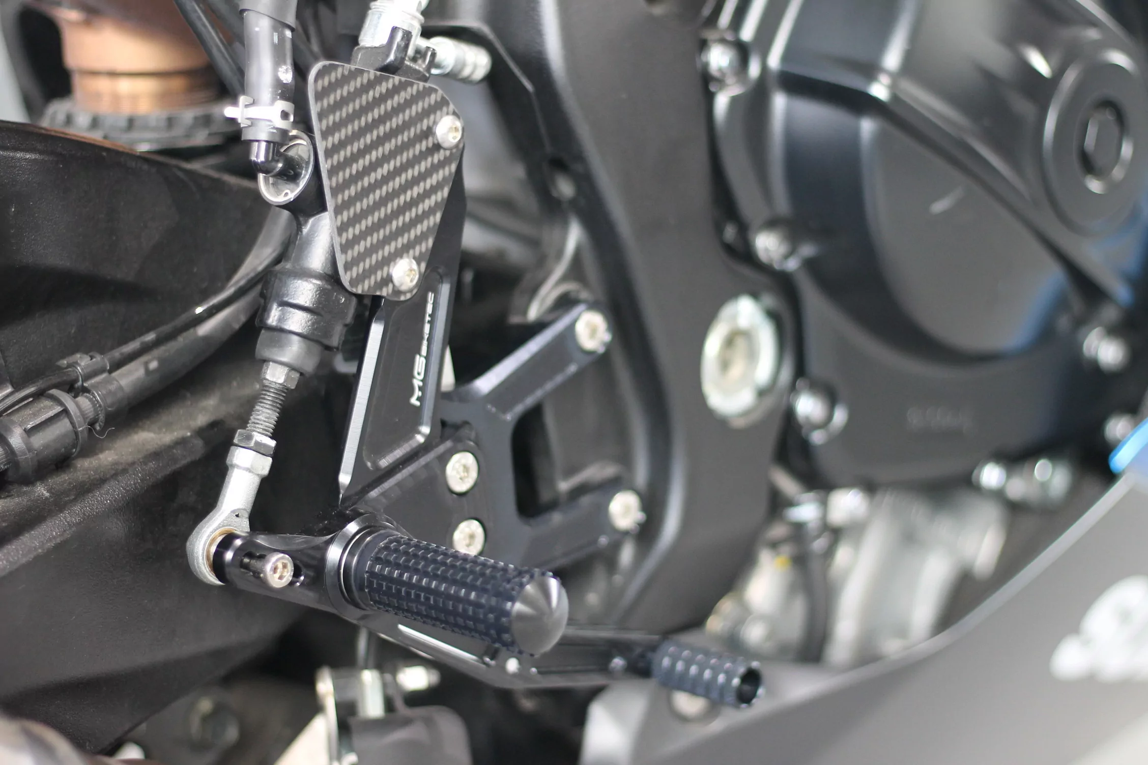 MG Biketec Sportfussrastenanlage / Rastenanlage / Fussrastenanlage mit ABE, gültig in D - A - CH für Suzuki GSX-R 1000 / R ab 2017