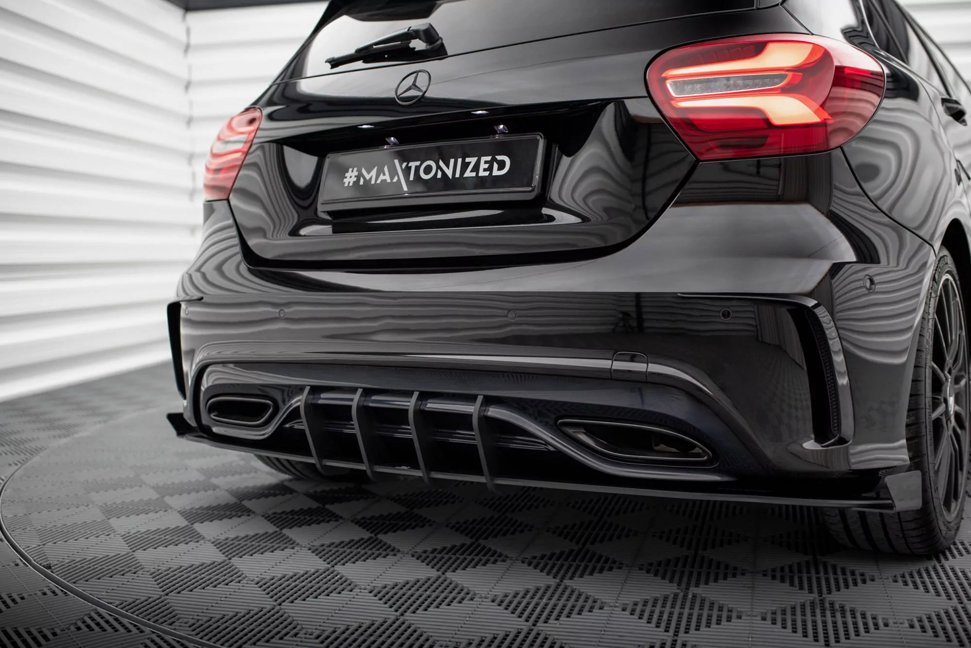 Hintere Seiten Flaps Für Mercedes-Benz A AMG-Line W176 Facelift Schwarz Hochglanz