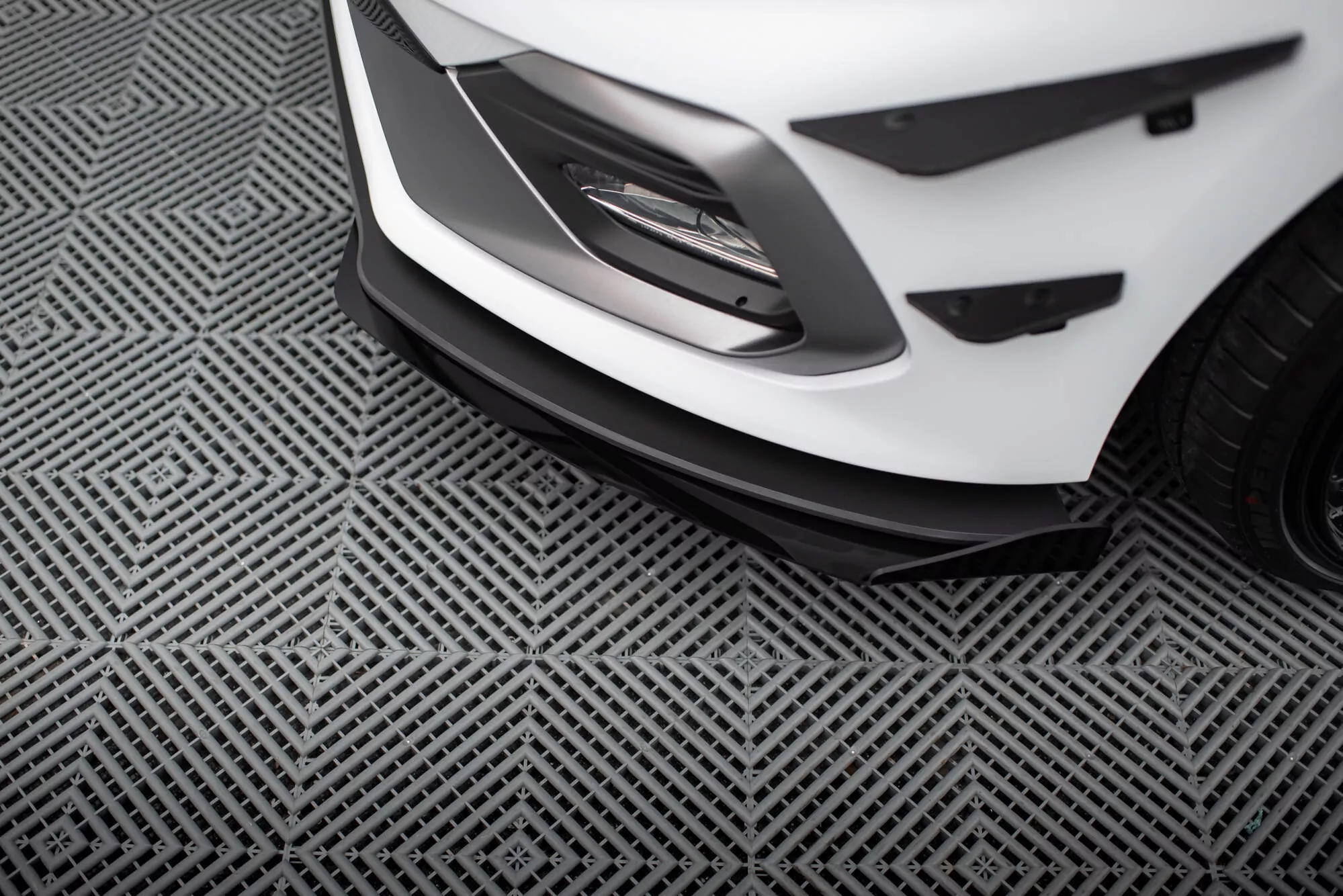 Robuste Racing Front Ansatz Für Passend Für + Front Stoßstangen Racing Flaps Passend Für Ford Fiesta Mk8 ST / ST-Line Schwarz Hochglanz