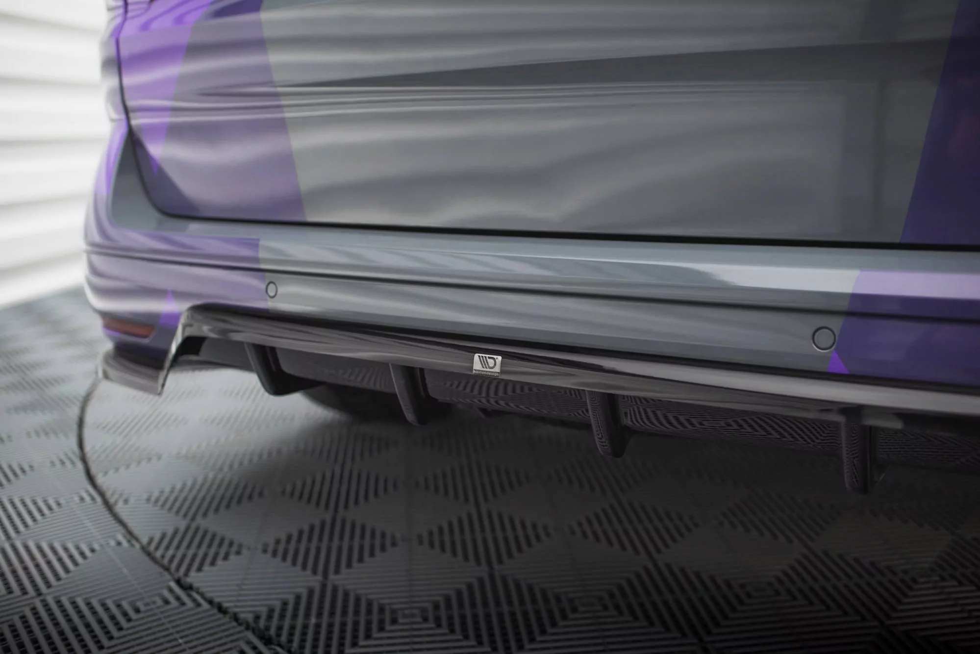 Hinten Splitter (mit Einem Vertikalem Balken) Volkswagen Multivan T7 Schwarz Hochglanz