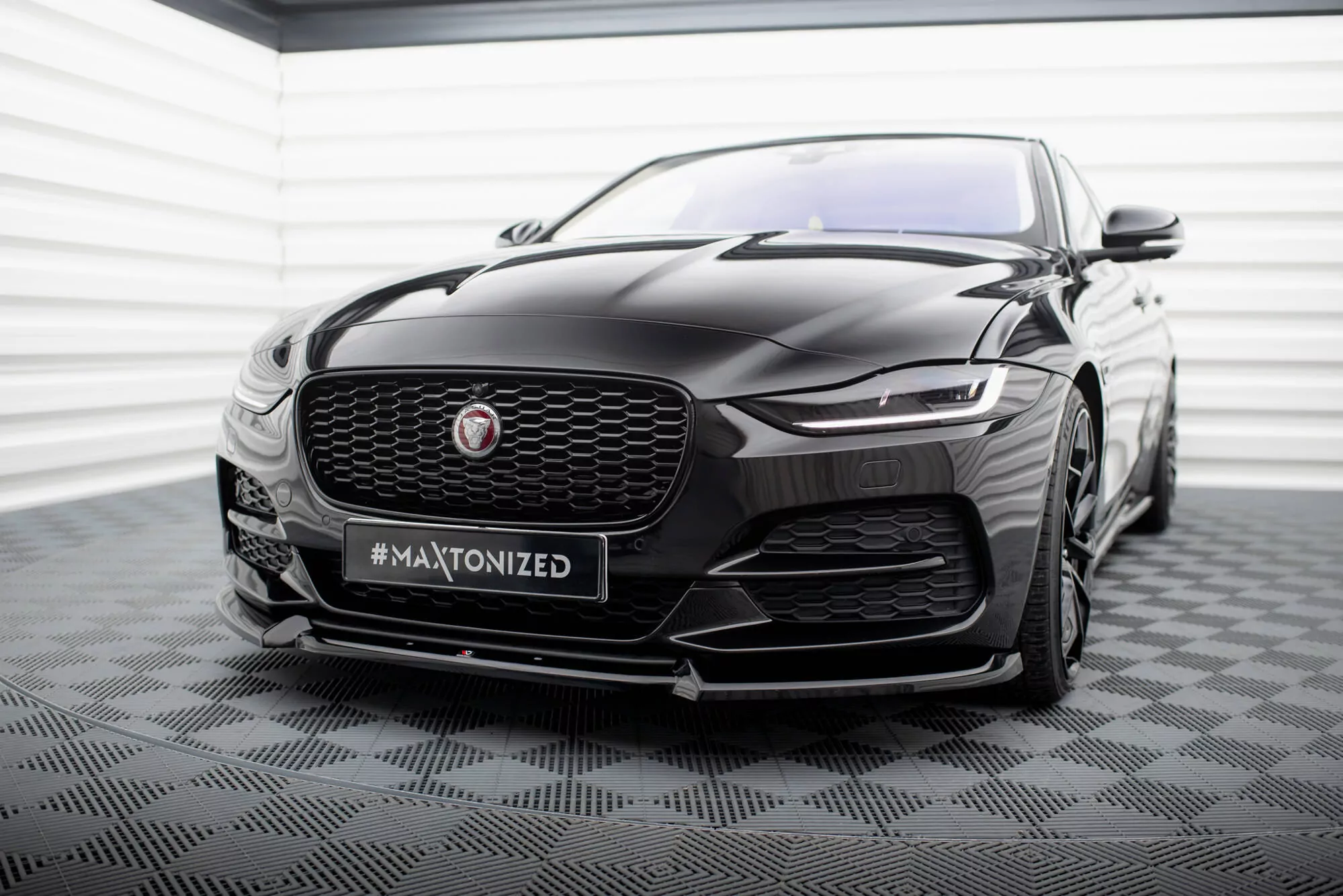 Front Ansatz V.2 Für Jaguar XE X760 Facelift Schwarz Hochglanz