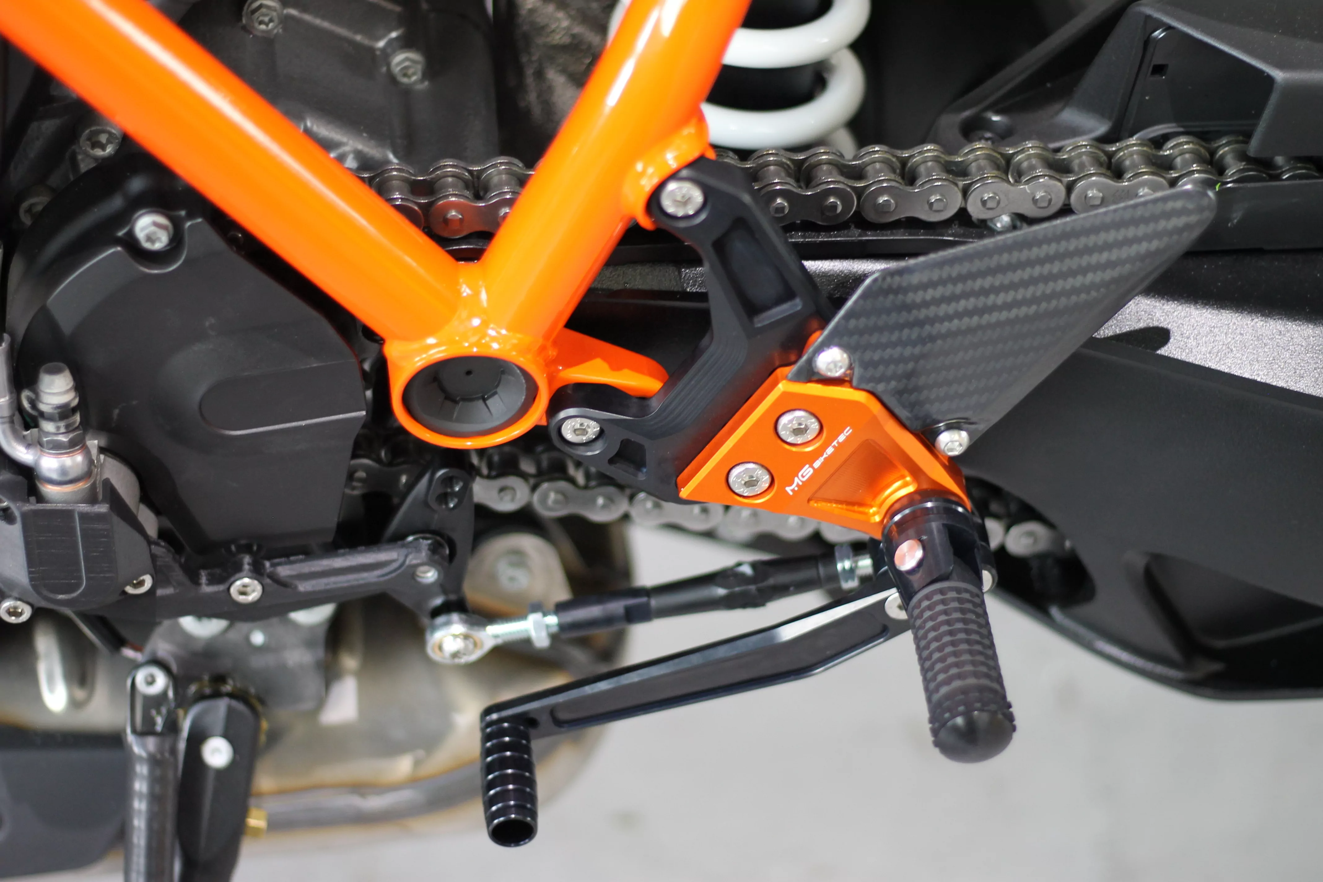 MG Biketec Sportfussrastenanlage / Rastenanlage / Fußrastenanlage mit ABE, gültig in D - A - CH für KTM 1290 Super Duke R / RR / EVO ab 2020