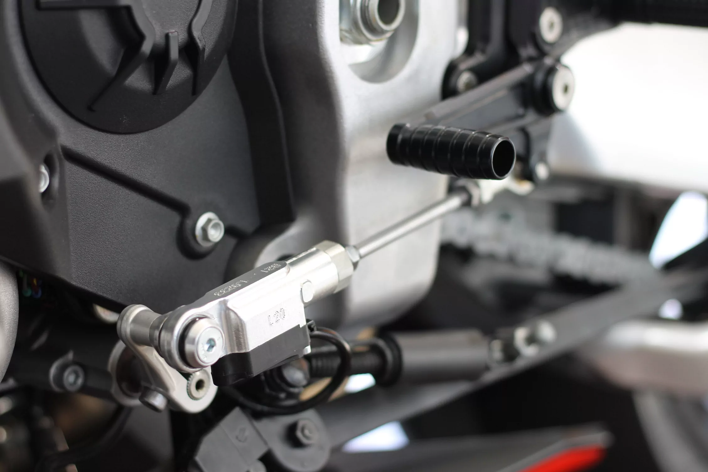 MG Biketec Sportfussrastenanlage / Rastenanlage / Fußrastenanlage mit ABE, gültig in D - A - CH für Aprilia RSV4 1100 / Factory ab 2021