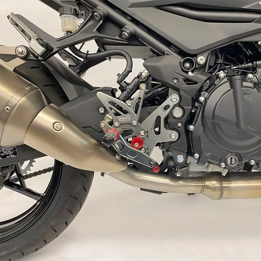 TRACK Fußrastenanlage titan Kawasaki Ninja 400 ab 2018 / Z400 ab 2019 ABE