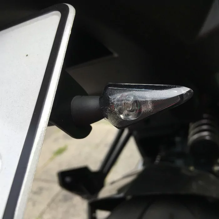 Led-blinker Spearhead | Alu | Schwarz | Getönt | Kurz | M8 | Power Led | Gummiarm | E-geprüft