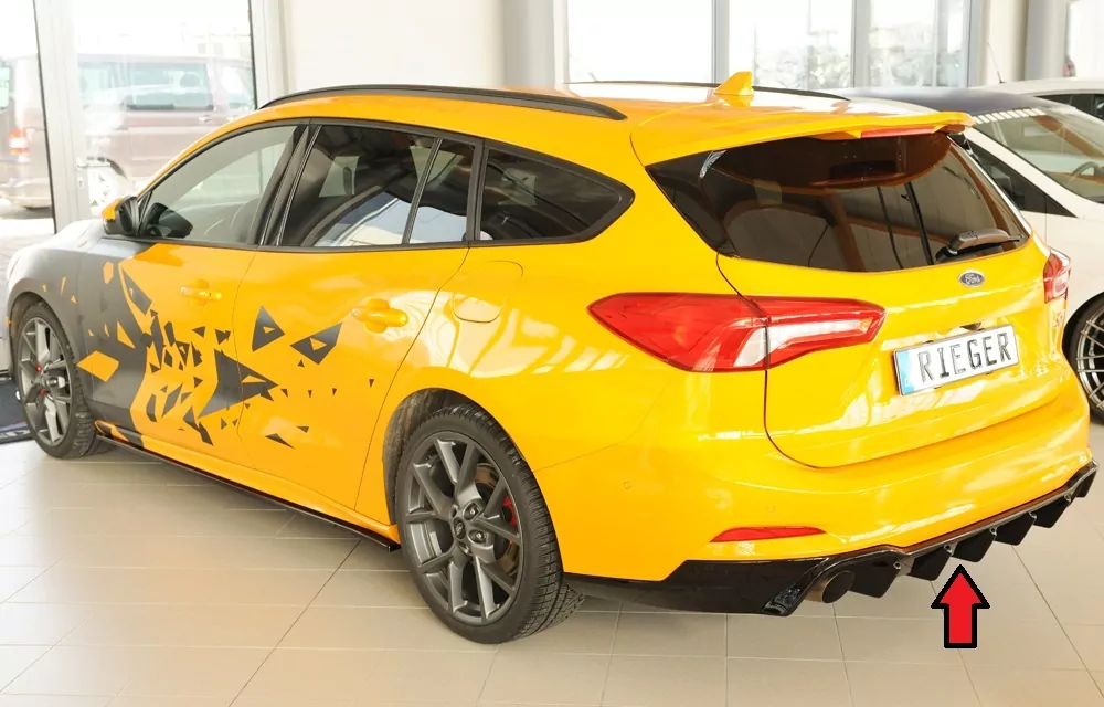 Rieger Heckeinsatz (für Fzg. mit AHK) glanz schwarz für Ford Focus 4 ST (DEH) 5-tür. (Turnier) 06.19-03.22 (bis Facelift)