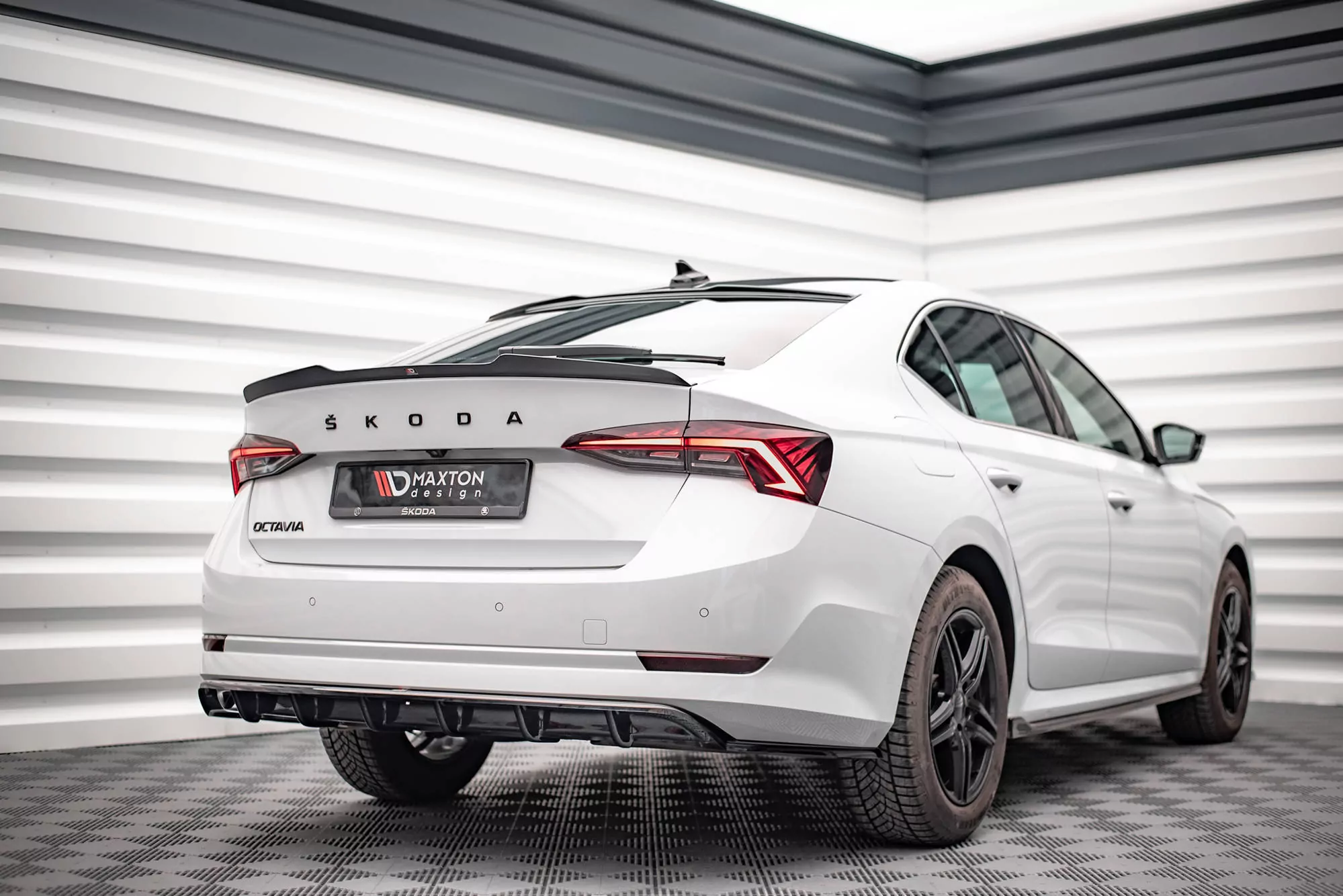 Hinten Splitter (mit Einem Vertikalem Balken) Skoda Octavia Mk4 Schwarz Hochglanz