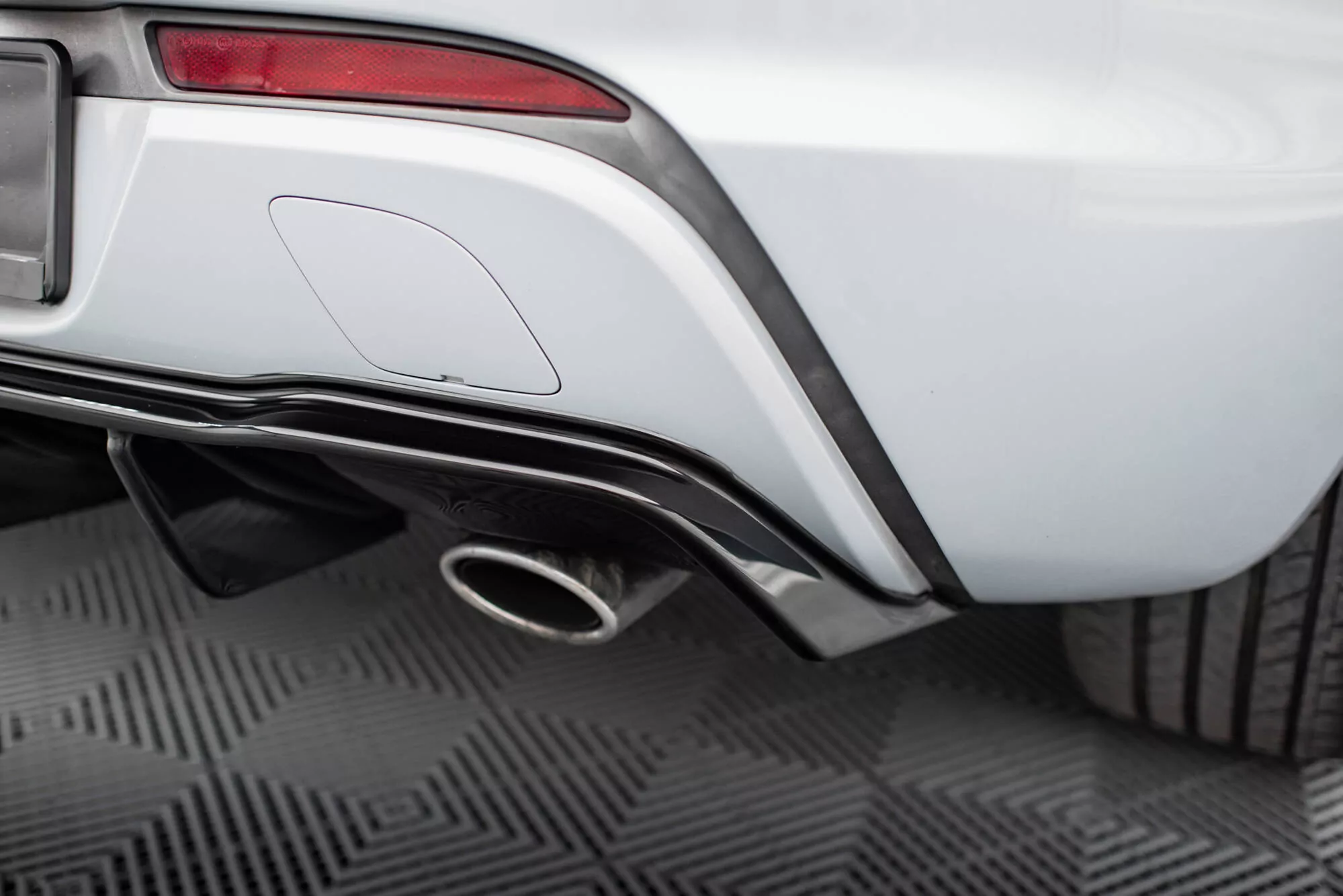 Diffusor Heck Ansatz Für Opel Astra GTC OPC-Line J (Version Mit Einzelauspuff Auf Beiden Seiten) Schwarz Hochglanz
