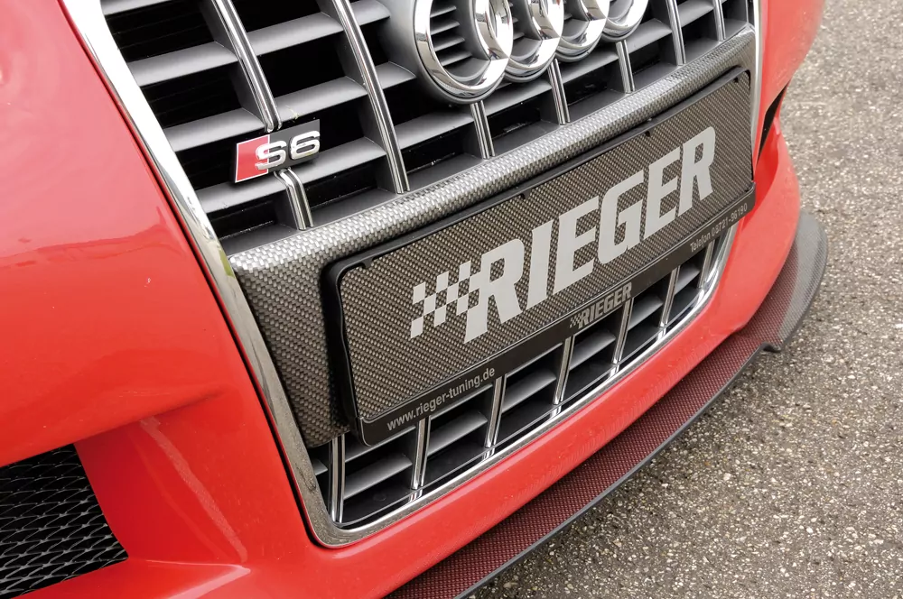 Rieger Kennzeichenauflage aus ABS für Audi A3 (8L) - 3-tür.  Bestandteil für orig. S6-Grill (f. Spoilerstoßst.) carbon optik