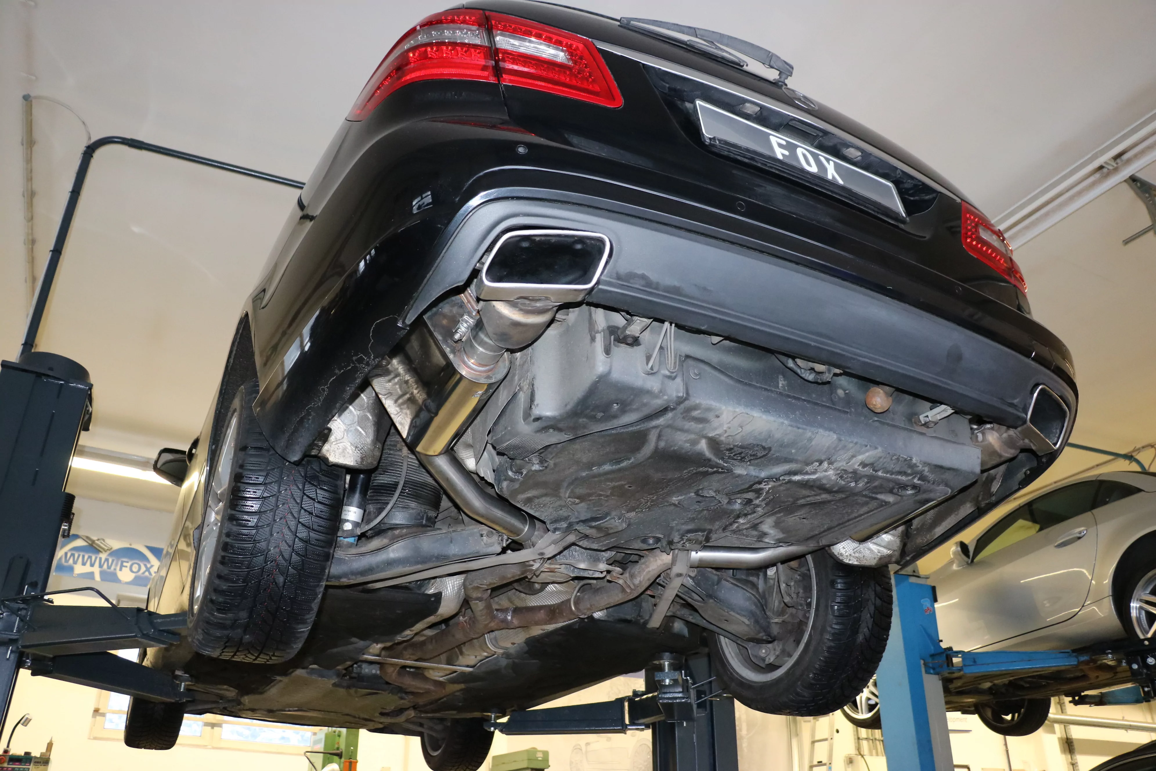 Mercedes E-Klasse W212 mit AMG Paket Endschalldämpfer rechts/links für Fahrzeuge mit originalen Endrohrblenden in der Stoßstange- Austritt im originalen Endrohr