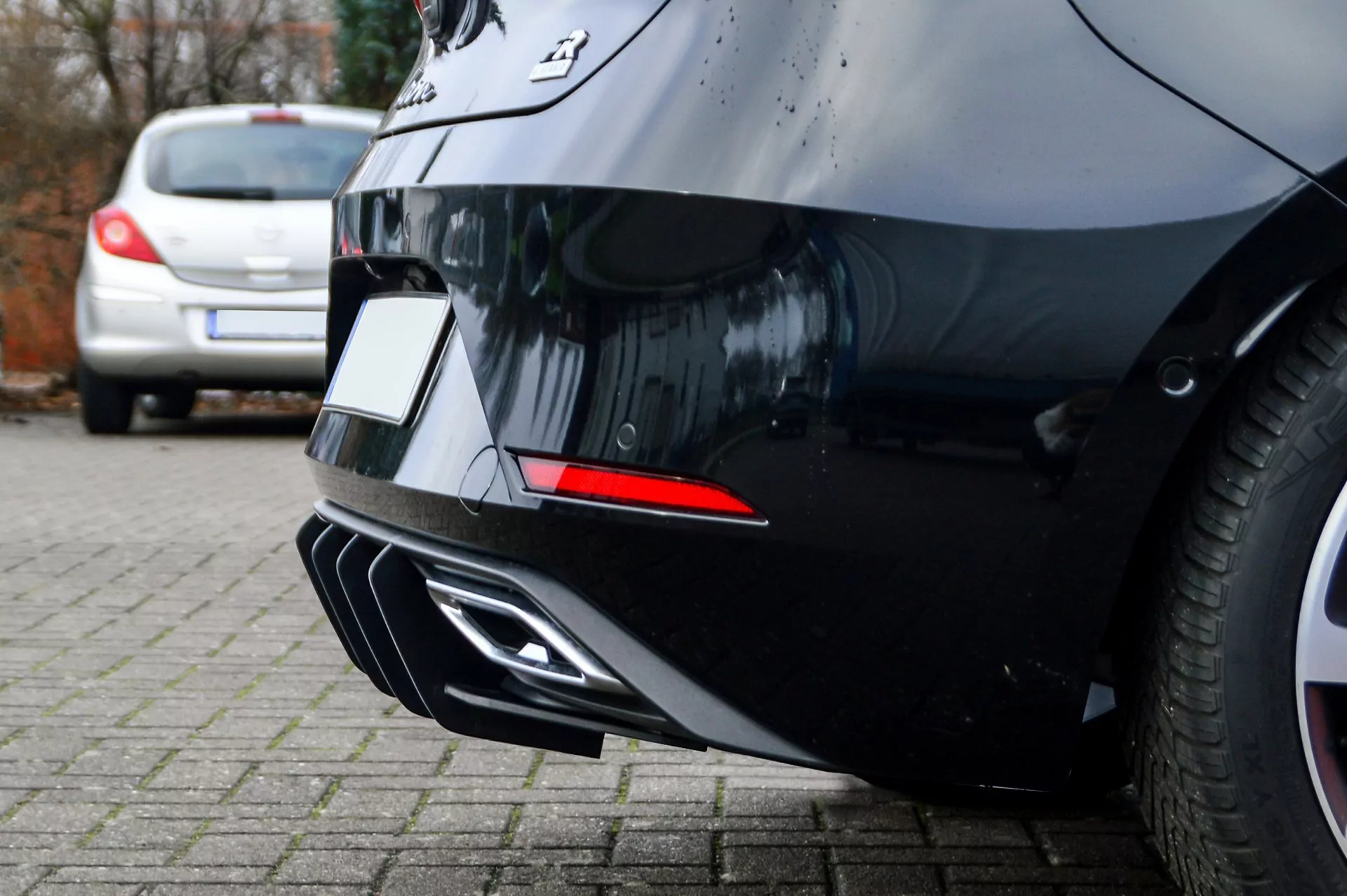 Gefräster Heckansatz mit Finnen für Seat Leon KL