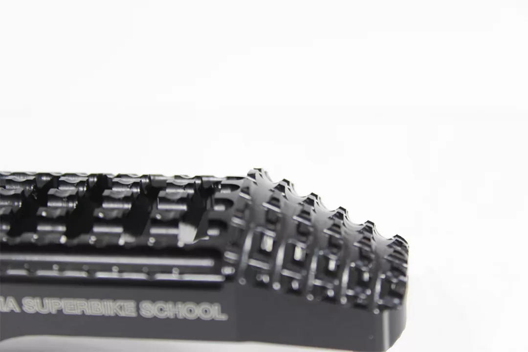 Gilles Austauschfußrasten-Kit California Fahrer schwarz für Aprilia RSV1000R Suzuki GSX-R1000