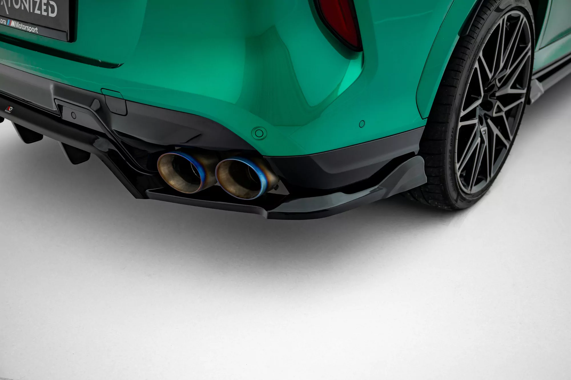 Hinten Splitter (mit Einem Vertikalem Balken) BMW X6 M F96 Facelift Schwarz Hochglanz