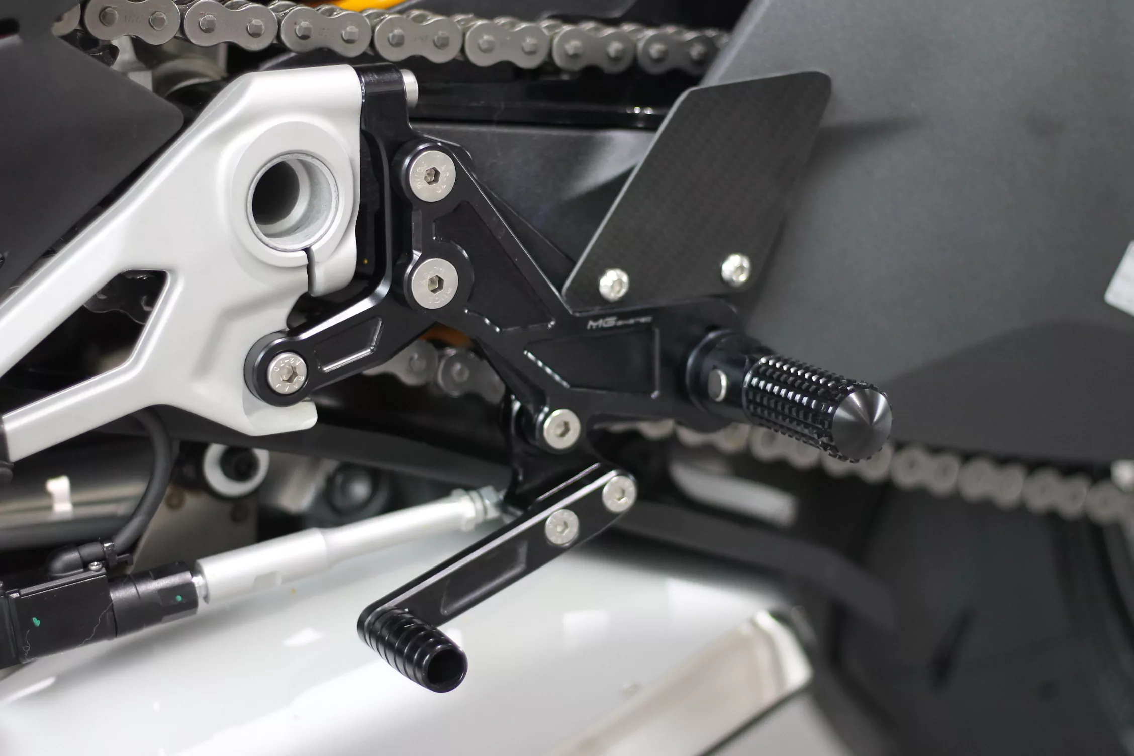 MG Biketec Sportfussrastenanlage / Rastenanlage / Fußrastenanlage mit ABE, gültig in D - A - CH für Ducati Streetfighter V4 / V4 S ab 2020