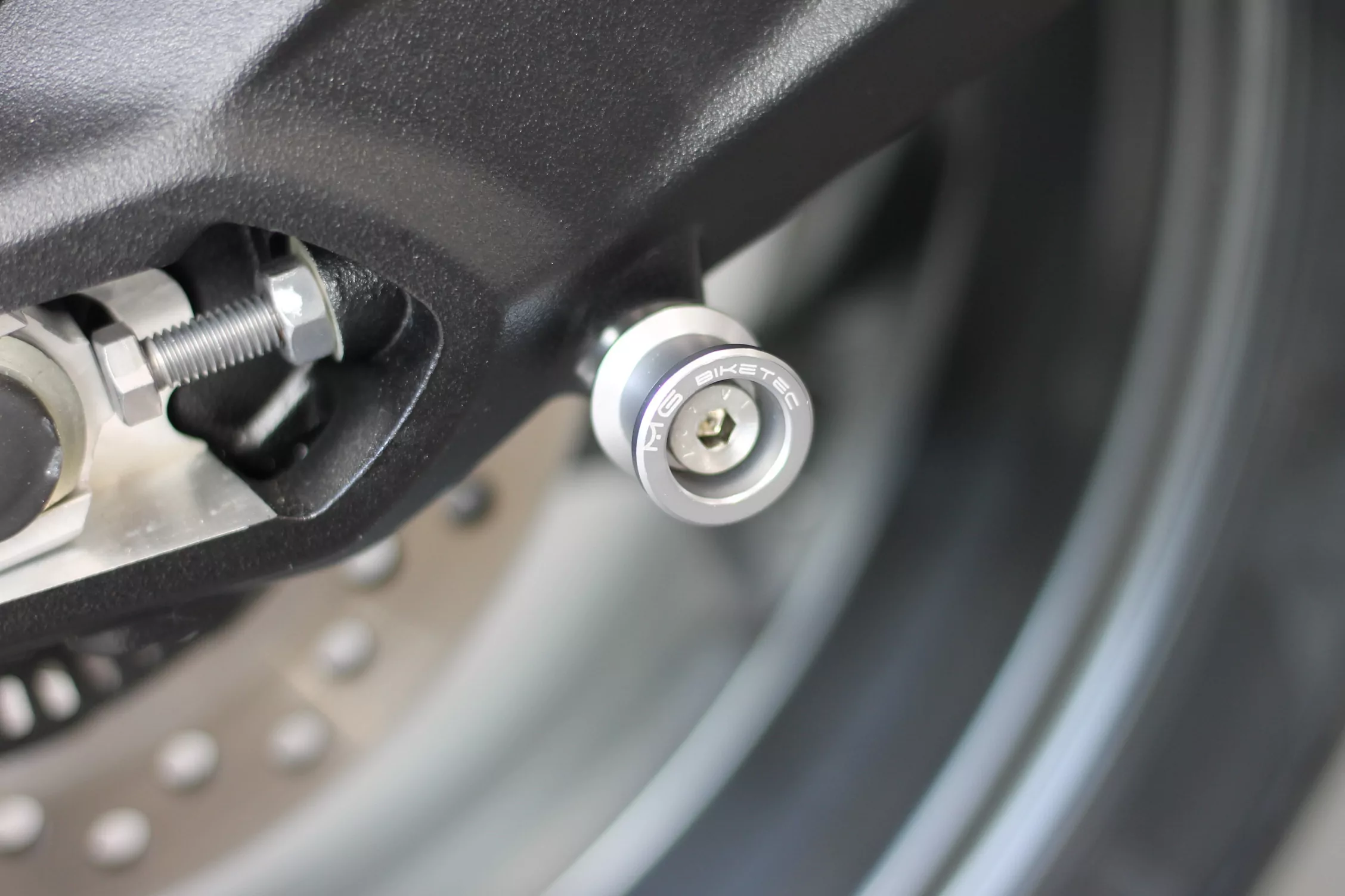 MG Biketec Ständeraufnahmen / Aufnahmeadapter / Montageständer-Adapter M8 x 1,25 mm Gewinde für Triumph Daytona 675 ab 2013-2016