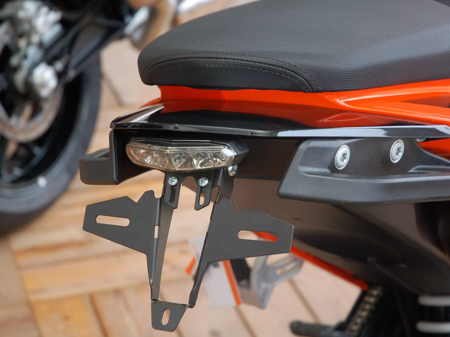 Kennzeichenhalter IQ1 für KTM 690 DUKE (2012-2019) mit Rücklicht hexagonal