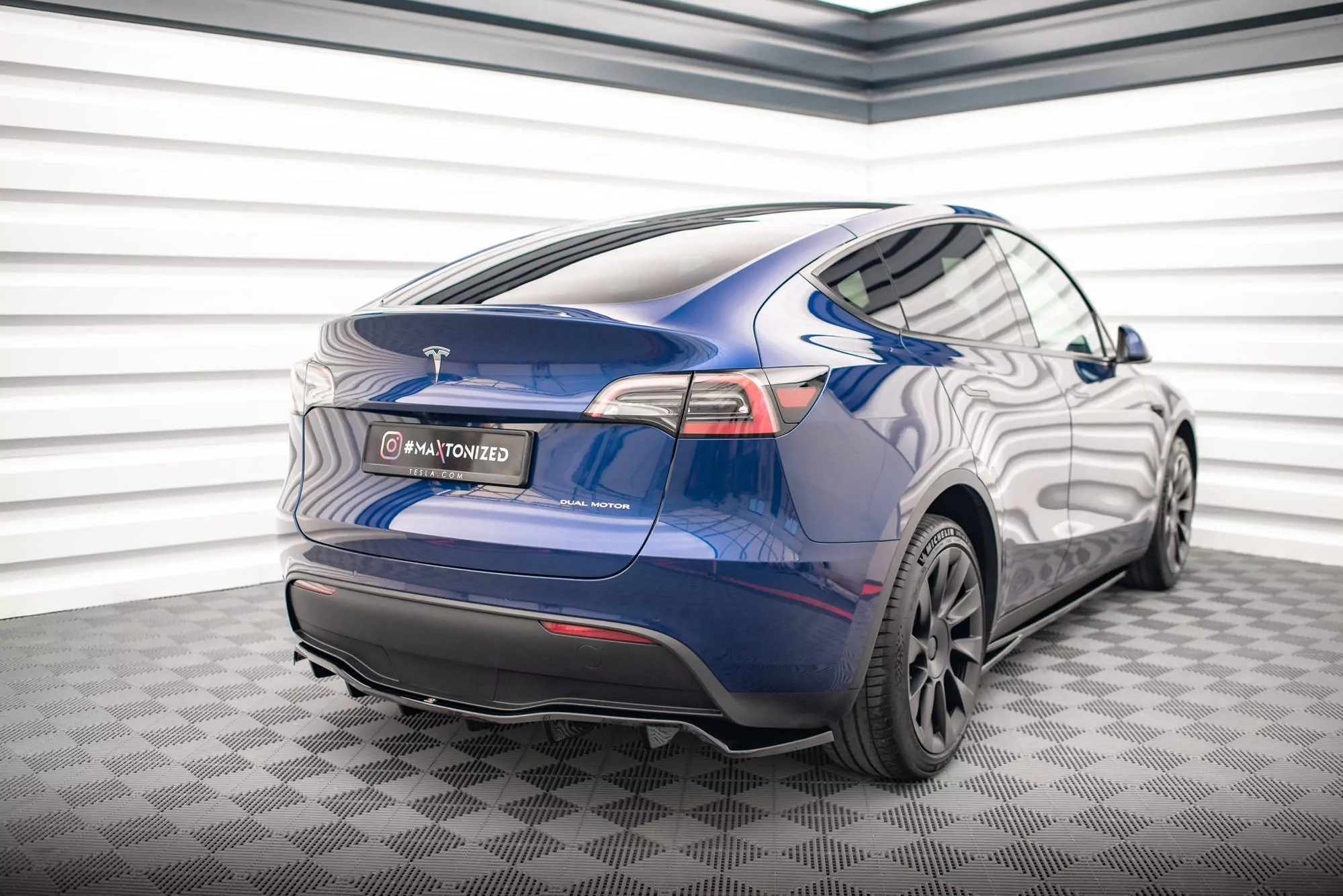Hinten Splitter (mit Einem Vertikalem Balken) Tesla Model Y Schwarz Hochglanz