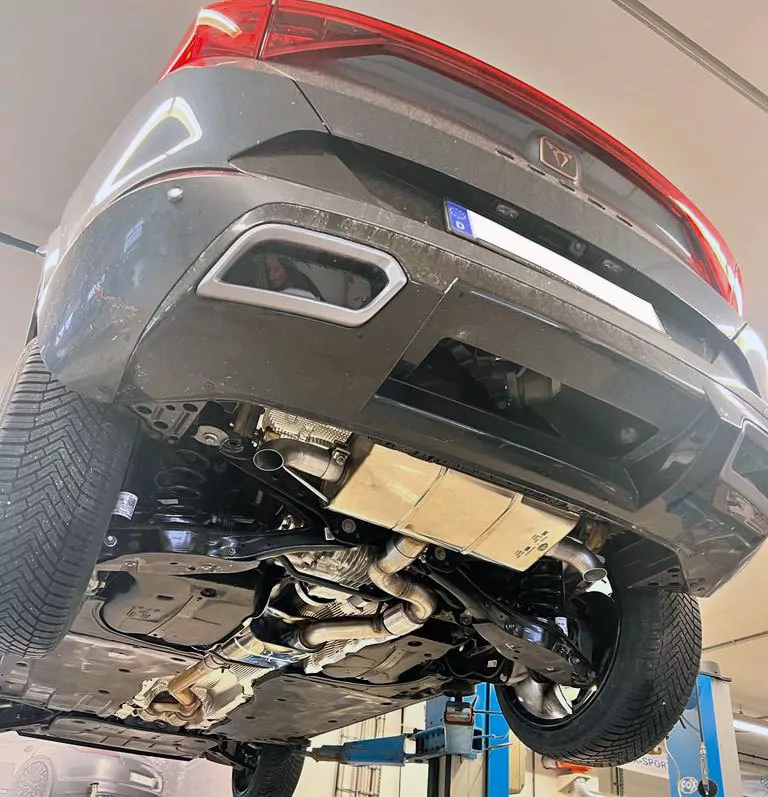 Cupra Formentor KM7 - 4x4  Endschalldämpfer quer Ausgang rechts/links inklusive Vorschalldämpfer - Endrohre hinter der Stoßstange