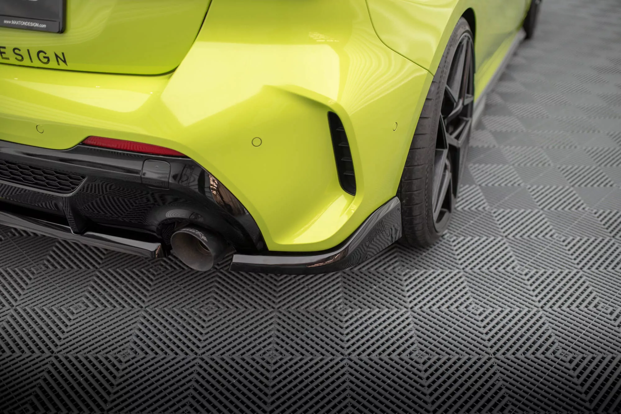 Heck Ansatz Flaps Diffusor V.1 Für2 BMW 1er M-Paket / M135i F40 Schwarz Hochglanz