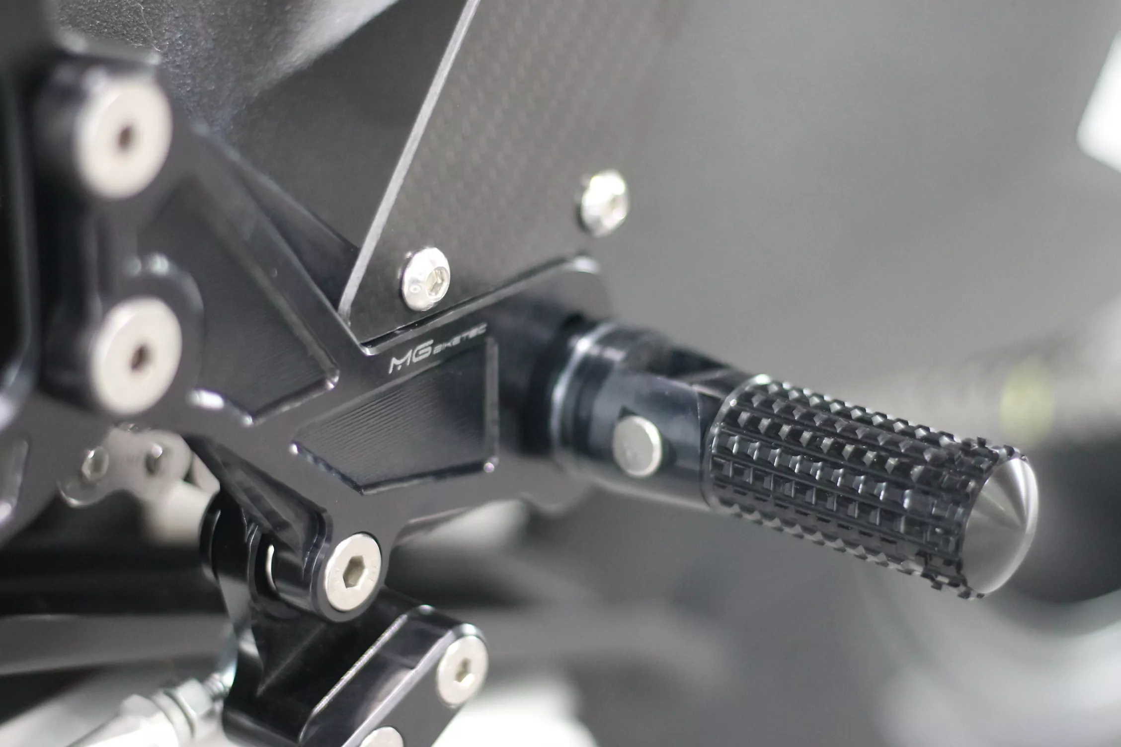 MG Biketec Sportfussrastenanlage / Rastenanlage / Fußrastenanlage mit ABE, gültig in D - A - CH für Ducati Streetfighter V4 / V4 S ab 2020