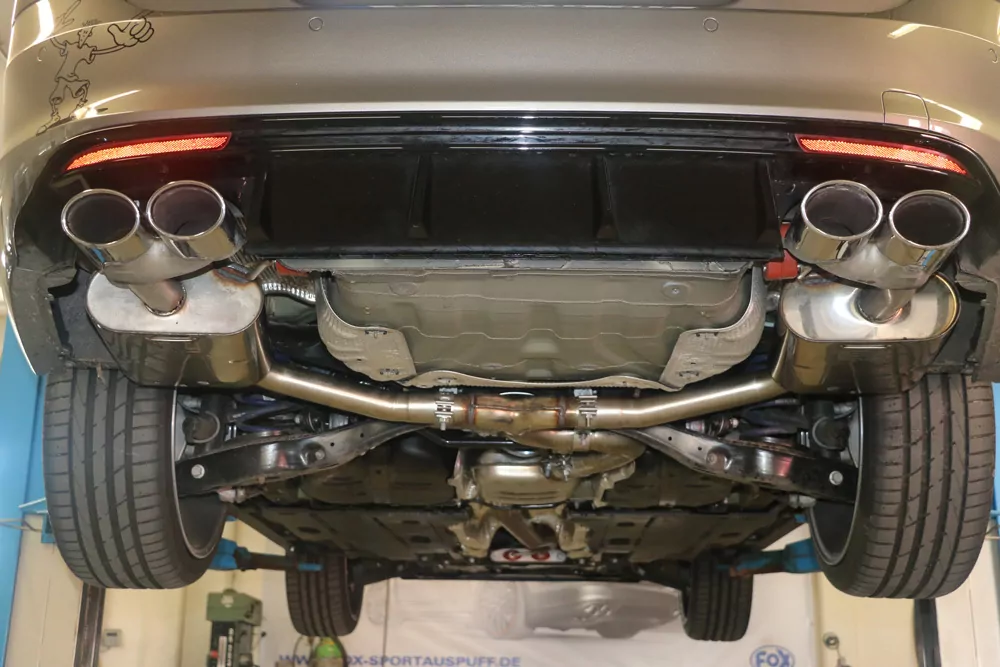VW Golf VII Variant R - 4-Motion  Endschalldämpfer rechts/links - Austritt der Endrohre in den originalen Endrohrblenden