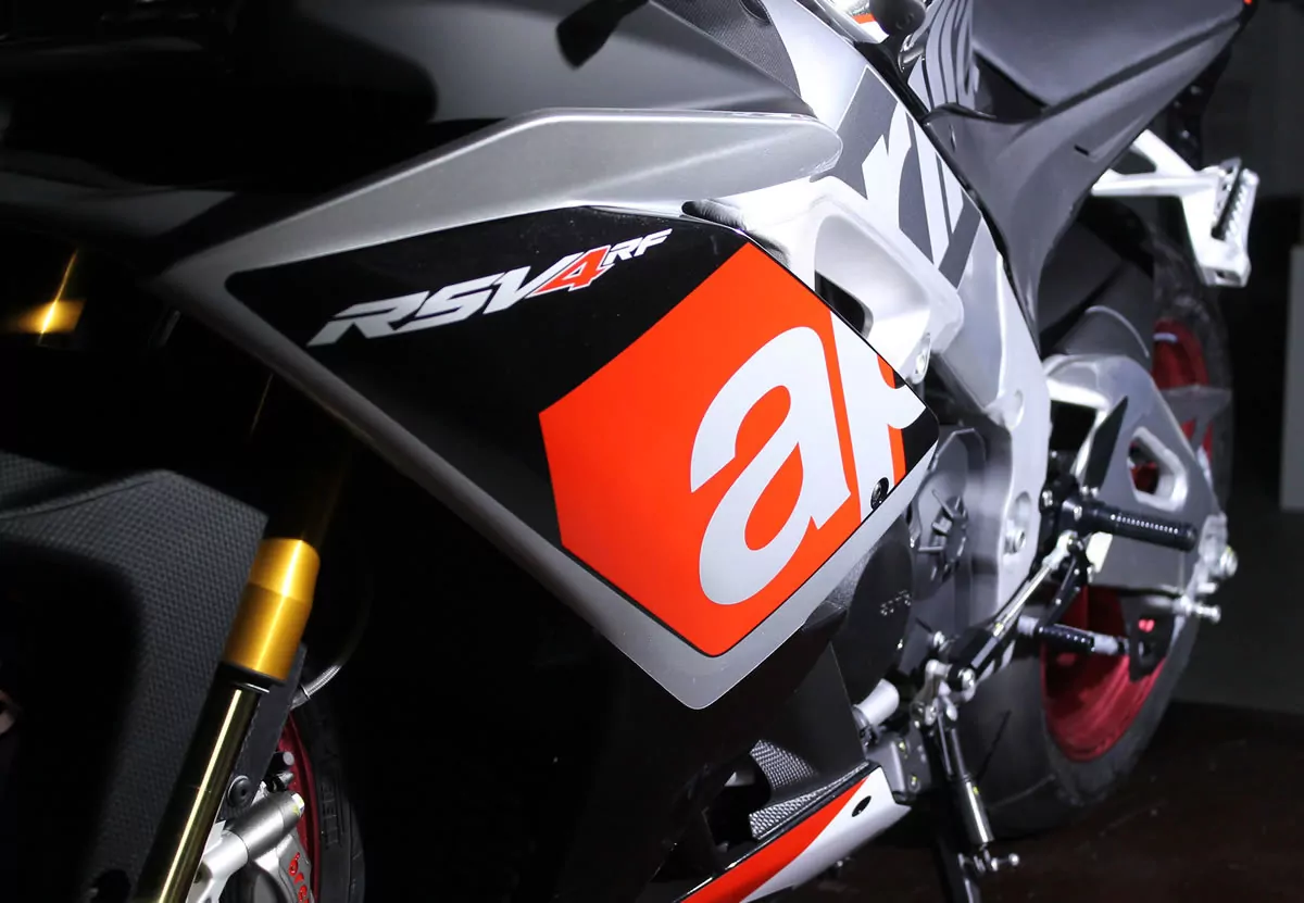 MG Biketec Sportfussrastenanlage / Rastenanlage / Fußrastenanlage mit ABE, gültig in D - A - CH für Aprilia RSV4 1000 RR ab 2017-2020