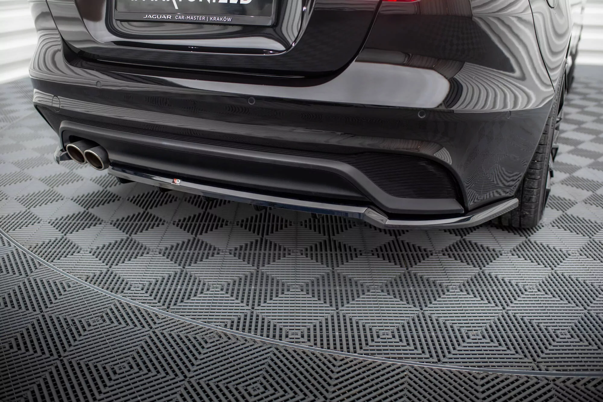 Hinten Splitter (mit Einem Vertikalem Balken) Jaguar XE X760 Facelift Schwarz Hochglanz