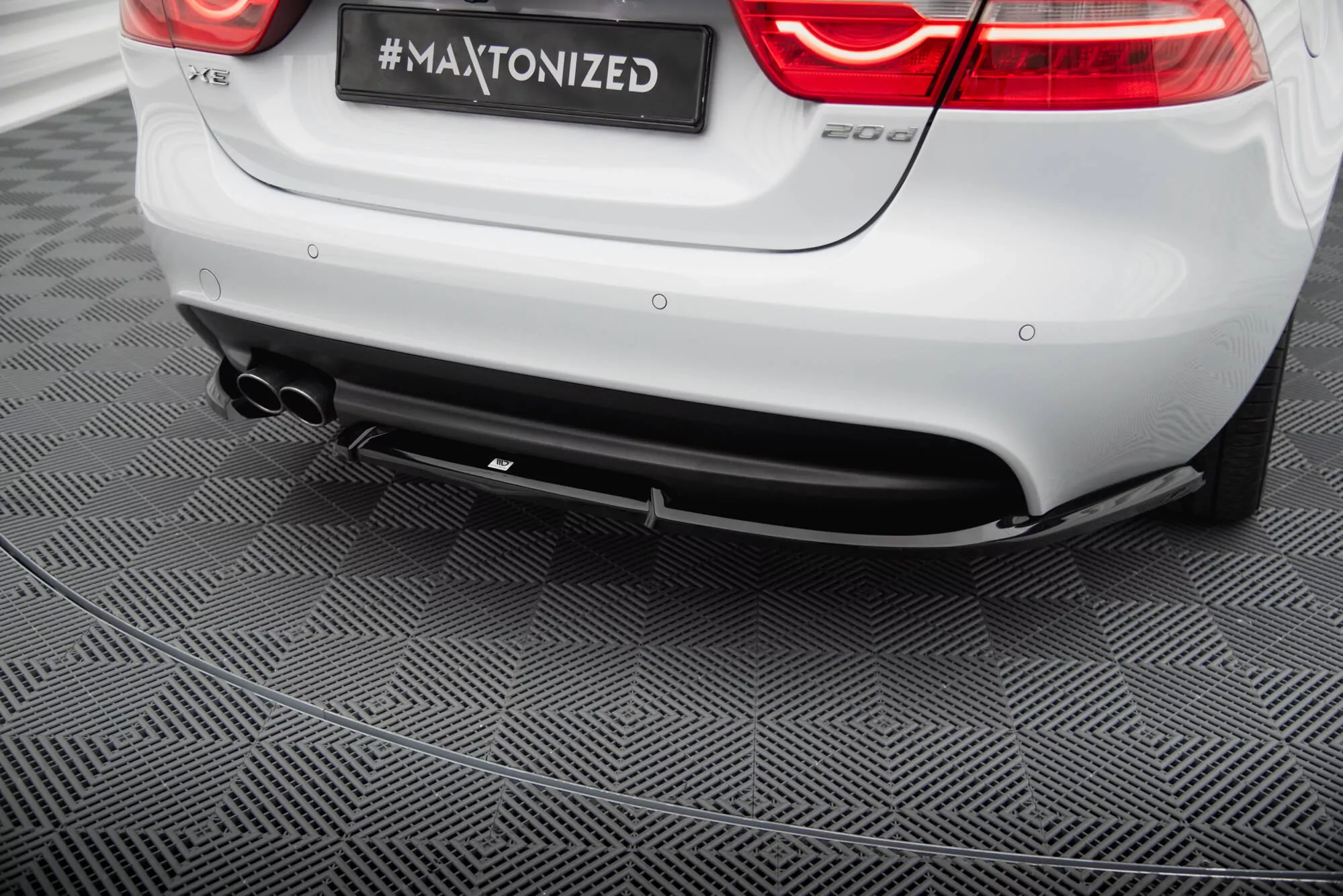 Heck Ansatz Flaps Diffusor Für Jaguar XE R-Sport X760 Schwarz Hochglanz
