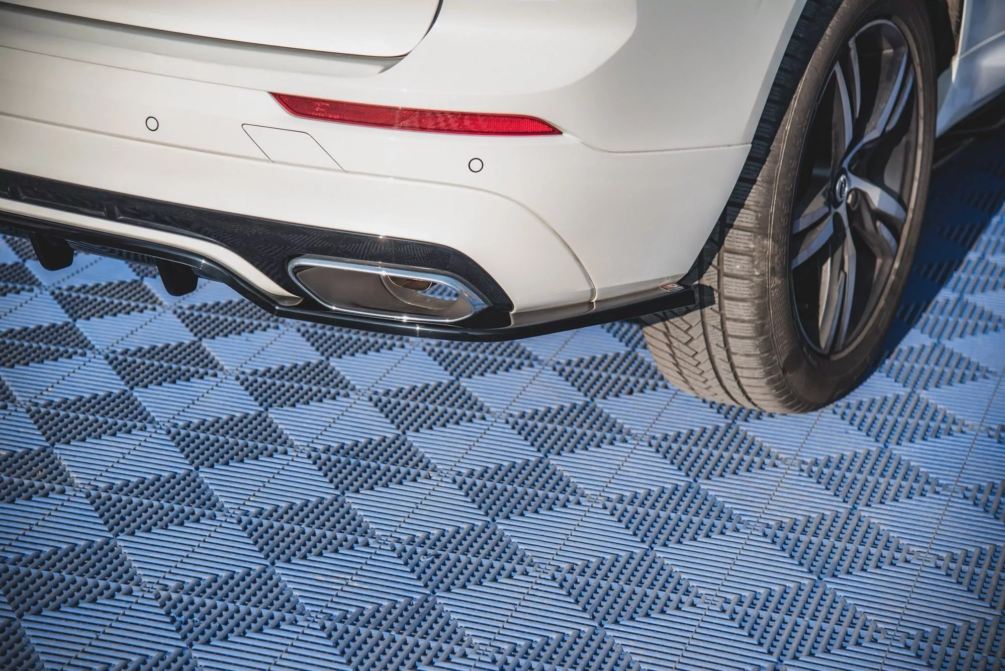 Hinten Splitter (mit Einem Vertikalem Balken) Volvo XC60 Mk2 R-Design Schwarz Hochglanz