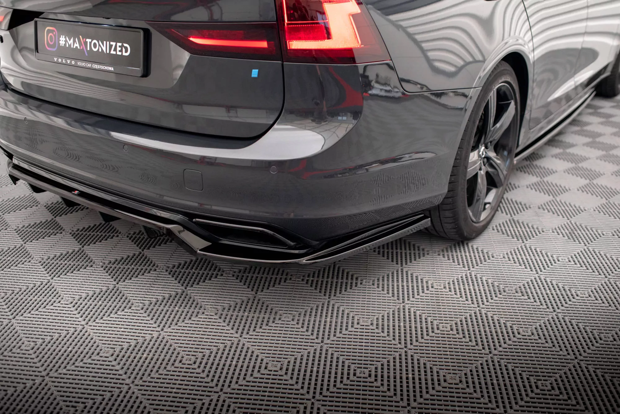 Hinten Splitter (mit Einem Vertikalem Balken) Volvo V90 / S90 R-Design Mk2 Schwarz Hochglanz
