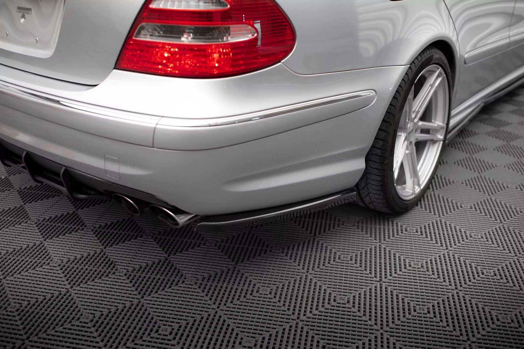 Heck Ansatz Flaps Diffusor Für Mercedes-Benz E 55 AMG W211 Schwarz Hochglanz