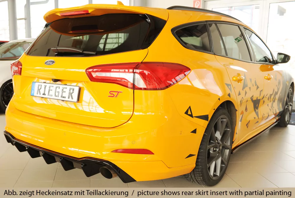 Rieger Heckeinsatz (für Fzg. mit AHK) glanz schwarz für Ford Focus 4 ST (DEH) 5-tür. (Turnier) 06.19-03.22 (bis Facelift)