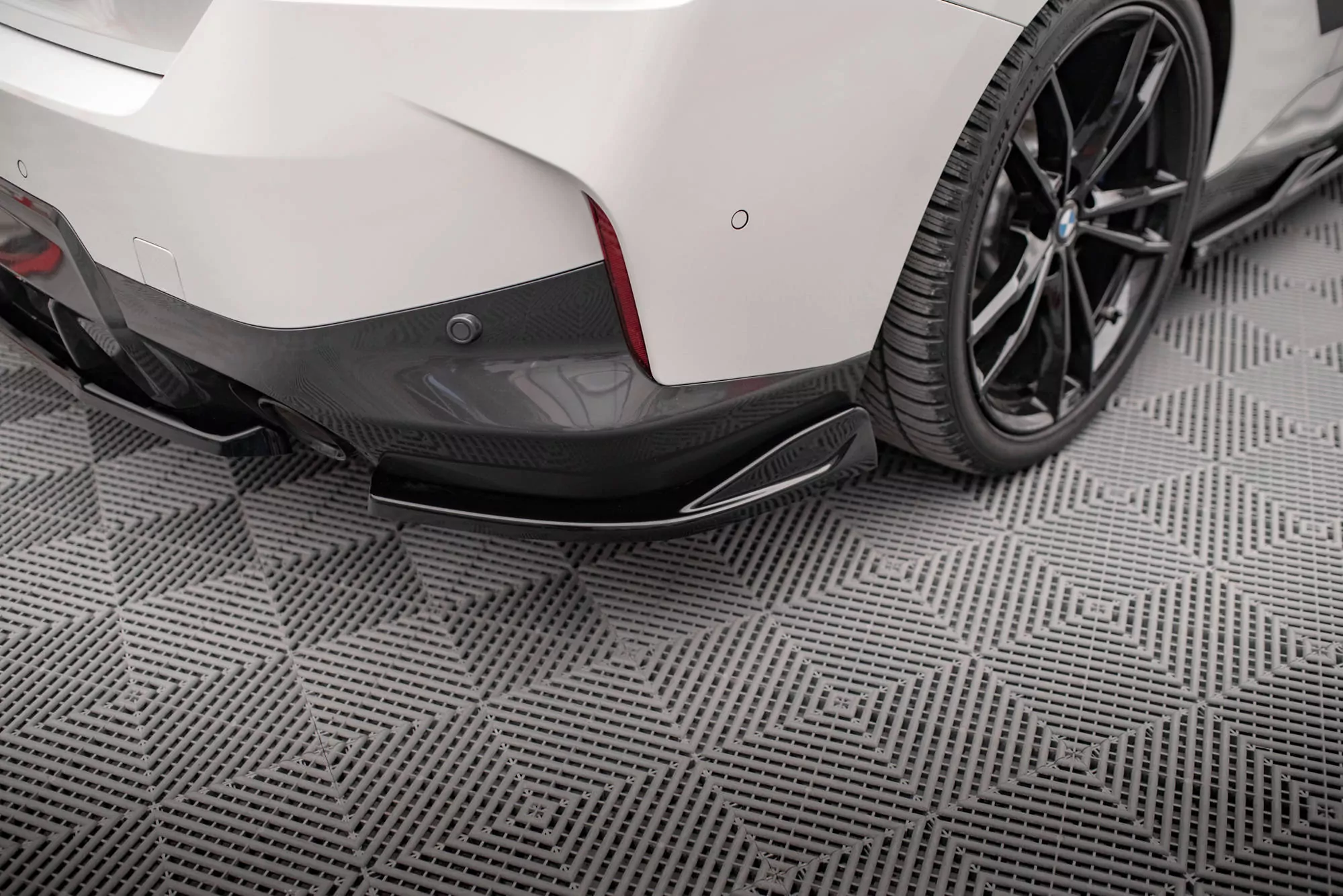 Heck Ansatz Flaps Diffusor V.1 Für BMW 2 Coupe M-Paket G42 Schwarz Hochglanz