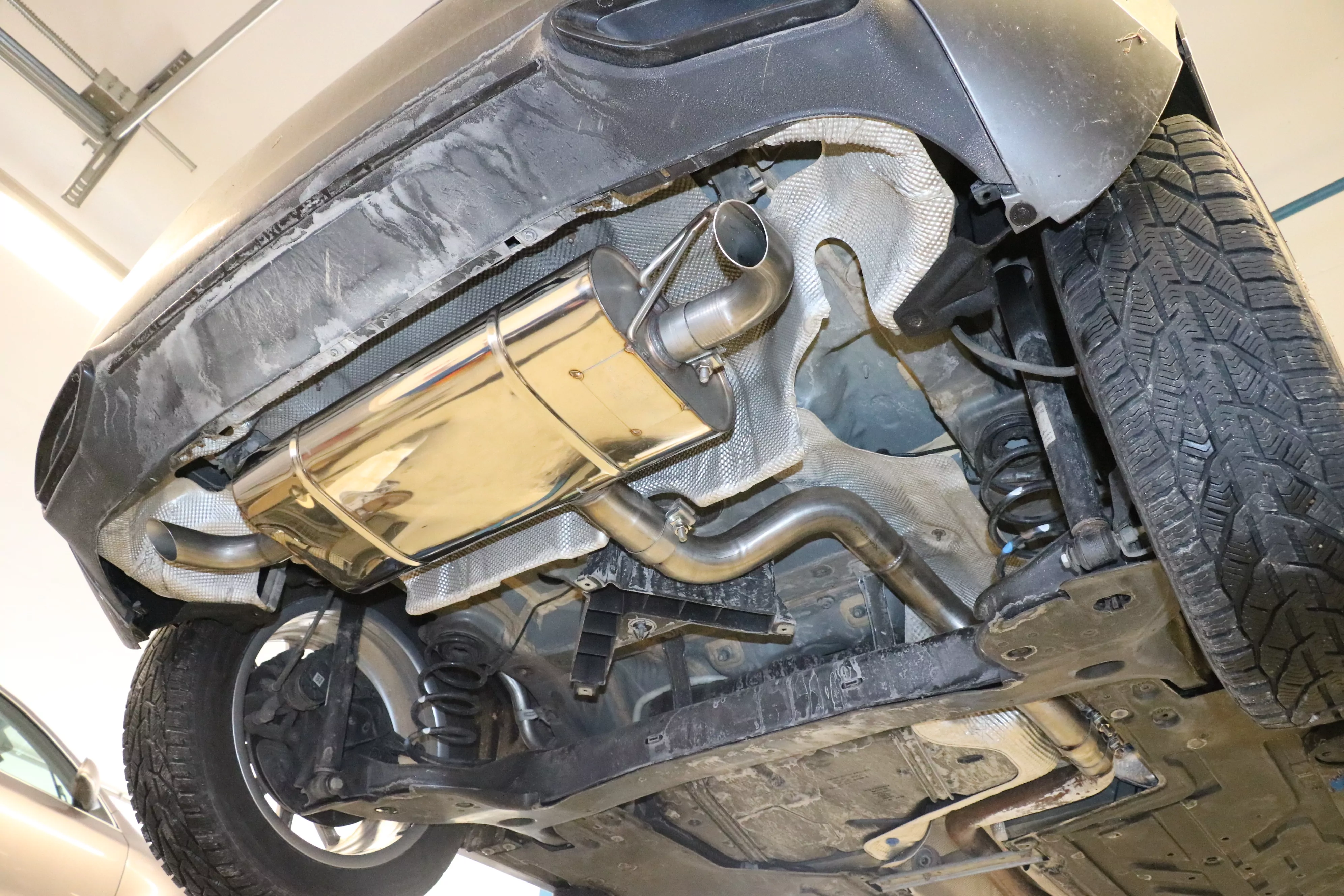 Mercedes A-Klasse - 177 - Starre Hinterachse  Endschalldämpfer quer Ausgang rechts/links