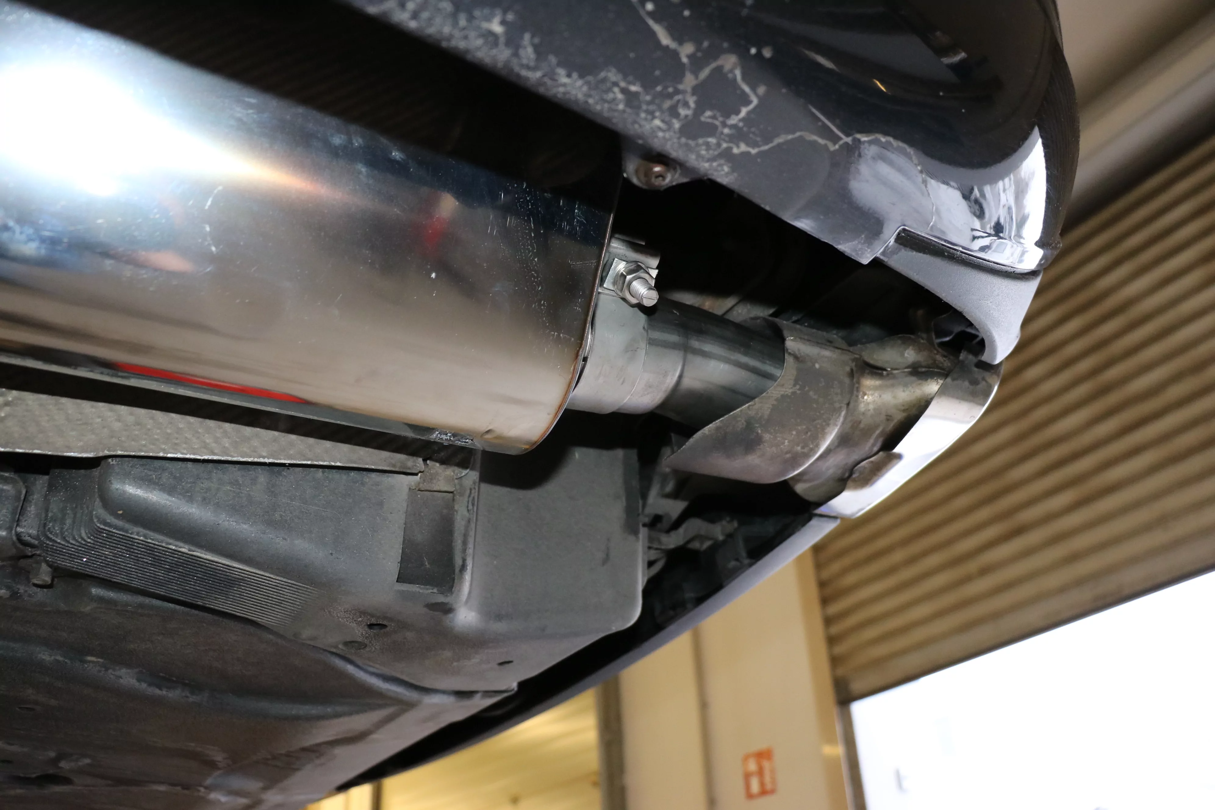 Mercedes E-Klasse W212 mit AMG Paket Endschalldämpfer rechts/links für Fahrzeuge mit originalen Endrohrblenden in der Stoßstange- Austritt im originalen Endrohr