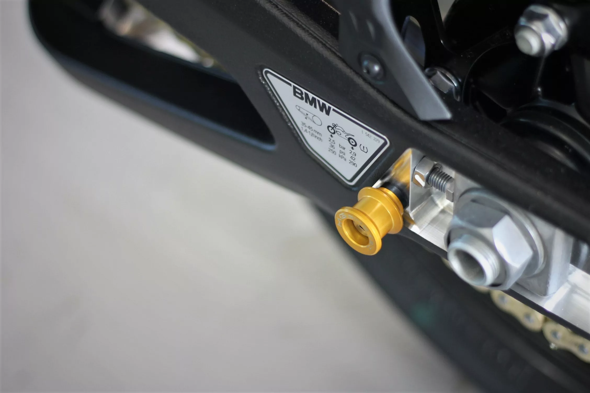 MG Biketec Ständeraufnahmen / Aufnahmeadapter / Montageständeraufnahme M8 x 1,25 mm Gewinde für Ducati Hypermotard 698 ab 2024