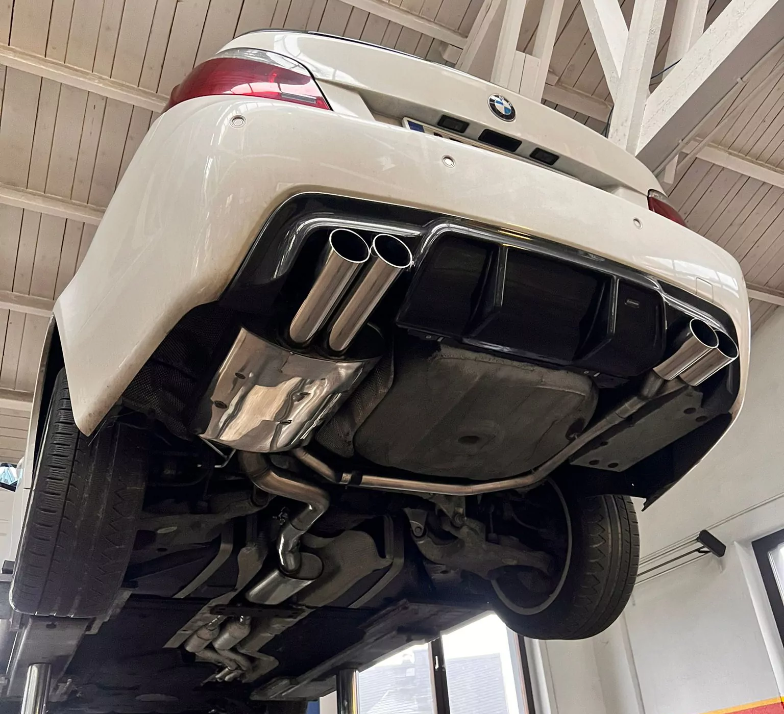 BMW E60/61 - 520i/ 523i/ 525i/ 530i  Endschalldämpfer Ausgang rechts/links - 2x90 Typ 10 rechts/links M5-Optik